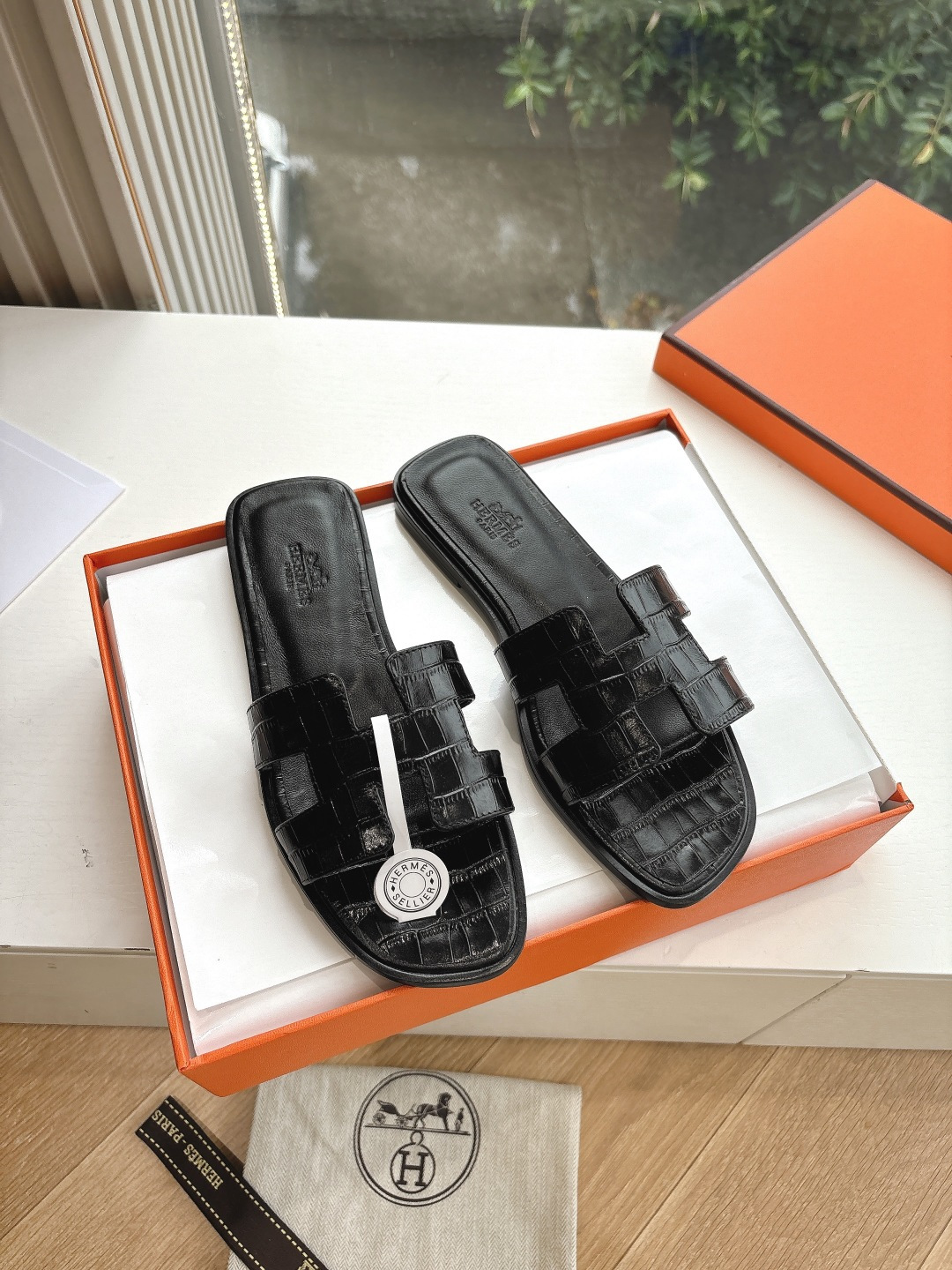 NO:416521,2025 spring and summer new model HERMES Hermes H pure steel kelly lock slippers one-piece flat leather outer sandals women's buckle flat metal silver buckle genuine leather slippers women's shoes upper cowhide imported sheepskin outsole leather pair sole size 35-39 (40.41 no return or replacement), slippers, hermes, hermes, sandals, slippers, cowhide, sheepskin198609092025春夏新款 HERMES爱马仕H 纯钢kelly锁扣拖鞋一字平底真皮外穿凉鞋女扣平底金属银扣真皮拖鞋女鞋 鞋面牛皮 内里进口羊皮 大底真皮对版鞋底 码数女35-39（40.41不退不换),拖鞋,hermes,hermes,sandals,slippers,cowhide,sheepskin,Women's Shoes