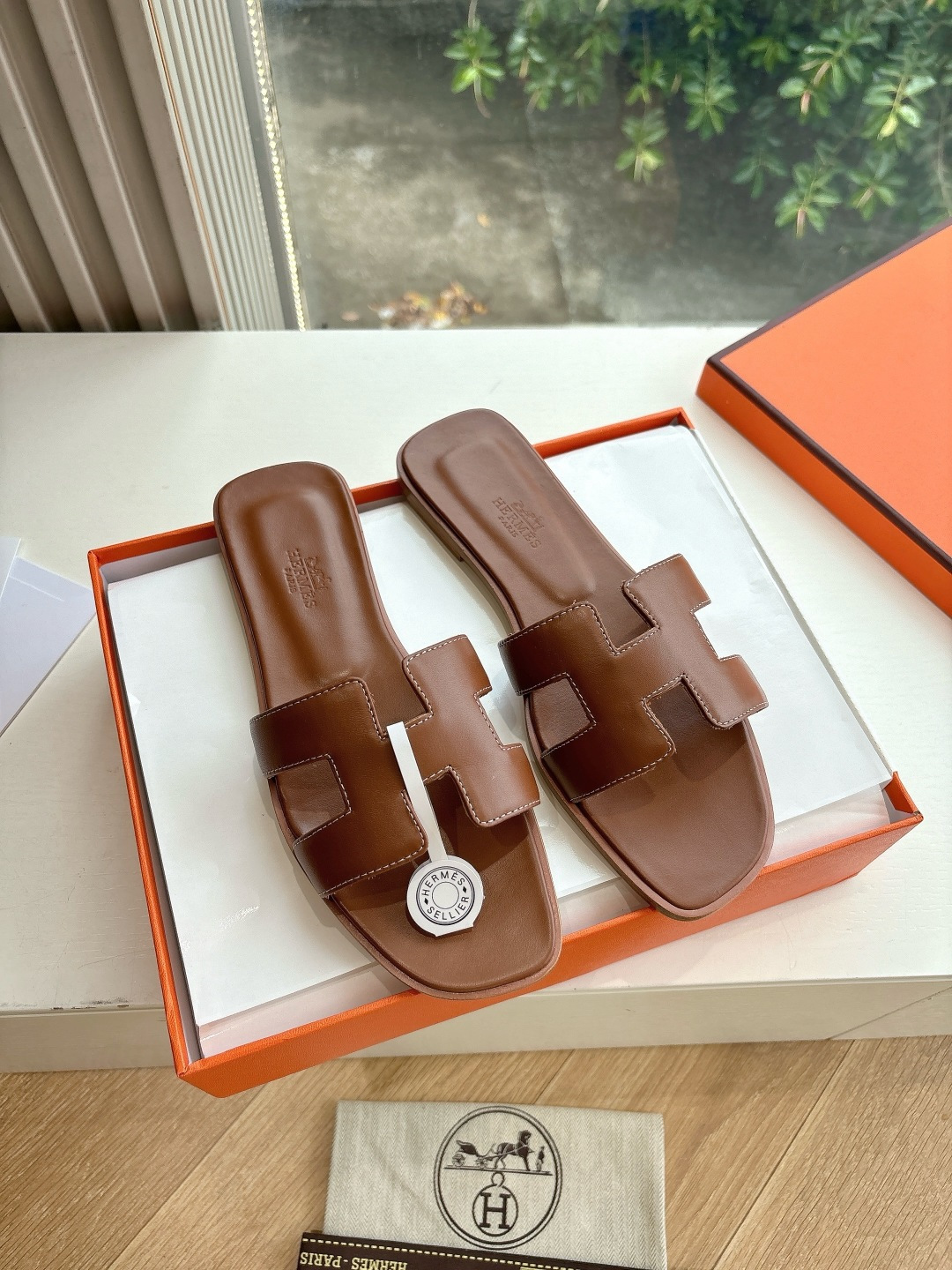 NO:406538,G203 high-end quality H home 2025 spring and summer new model HERMES Hermes H pure steel kelly lock slippers one-piece flat leather outer sandals women's buckle flat metal silver buckle genuine leather slippers women's shoes upper cowhide imported sheepskin outsole leather pair sole size 35-39 (40.41 no return or replacement), slippers, hermes, hermes, sandals, slippers, cowhide, sheepskin19860909G203高端品质H家 2025春夏新款 HERMES爱马仕H 纯钢kelly锁扣拖鞋一字平底真皮外穿凉鞋女扣平底金属银扣真皮拖鞋女鞋 鞋面牛皮 内里进口羊皮 大底真皮对版鞋底 码数女35-39（40.41不退不换),拖鞋,hermes,hermes,sandals,slippers,cowhide,sheepskin,Women's Shoes