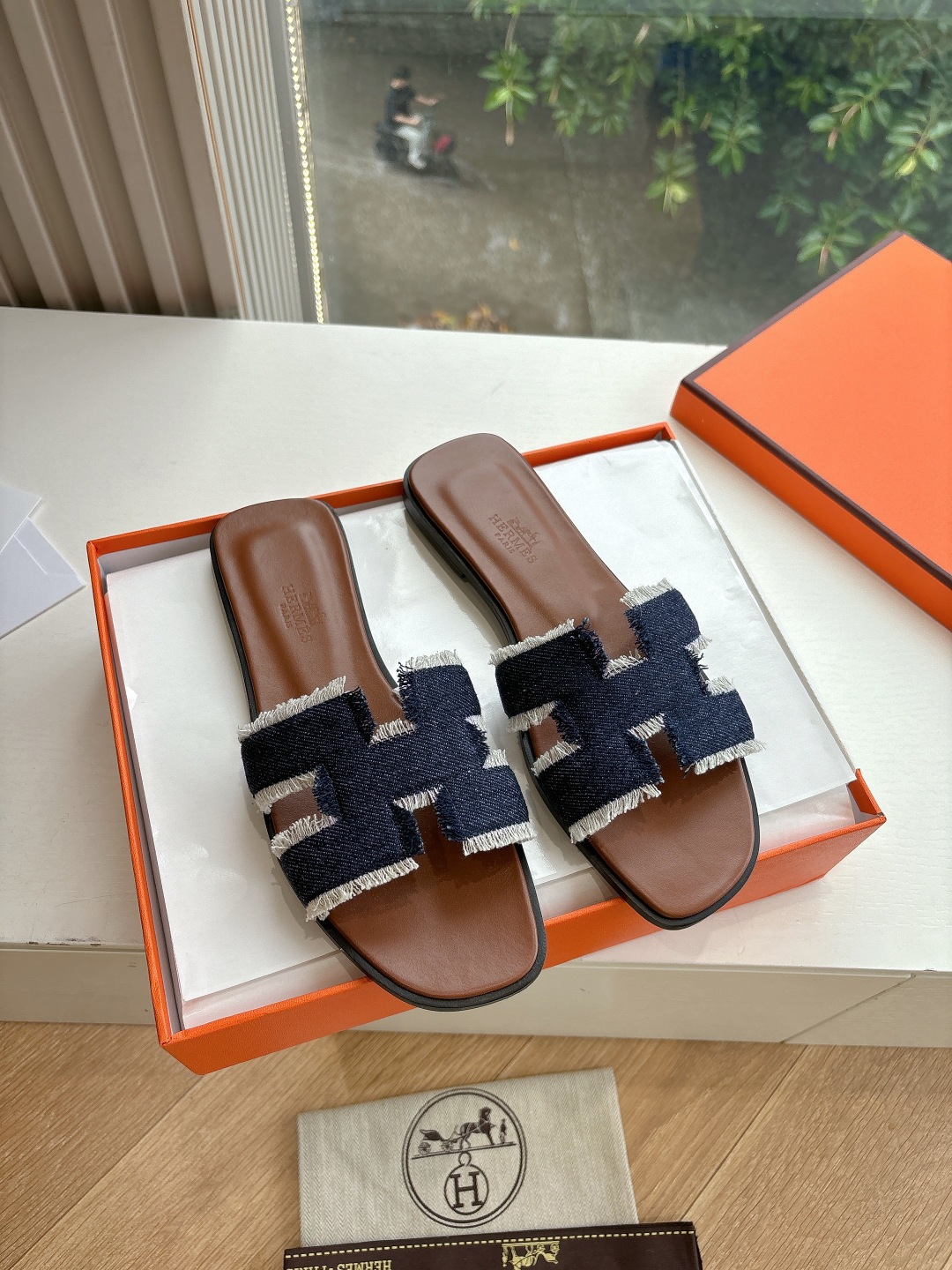 NO:406543,G203 high-end quality H home 2025 spring and summer new model HERMES Hermes H pure steel kelly lock slippers one-piece flat leather outer sandals women's buckle flat metal silver buckle genuine leather slippers women's shoes upper cowhide imported denim outsole leather pair sole size 35-39 (40.41 no return or replacement), slippers, hermes, hermes, sandals, slippers, cowhide19860909G203高端品质H家 2025春夏新款 HERMES爱马仕H 纯钢kelly锁扣拖鞋一字平底真皮外穿凉鞋女扣平底金属银扣真皮拖鞋女鞋 鞋面牛皮 内里进口牛仔 大底真皮对版鞋底 码数女35-39（40.41不退不换),拖鞋,hermes,hermes,sandals,slippers,cowhide,Women's Shoes