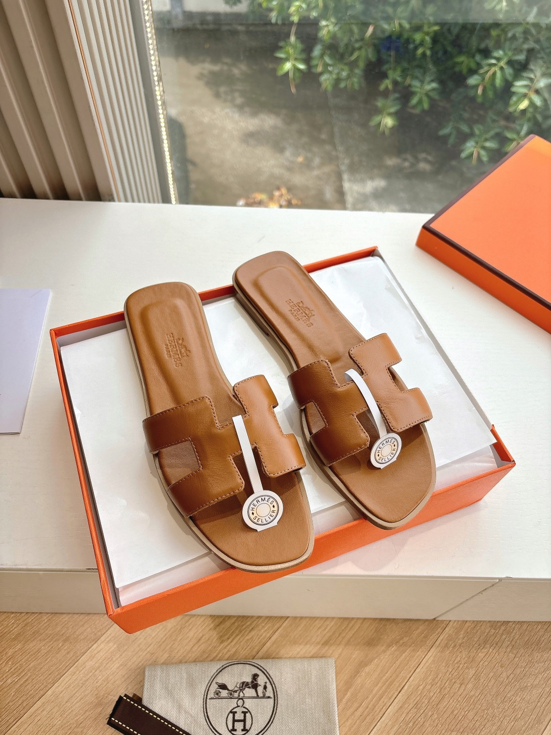 NO:406548,G203 high-end quality H home 2025 spring and summer new model HERMES Hermes H pure steel kelly lock slippers one-piece flat leather outer sandals women's buckle flat metal silver buckle genuine leather slippers women's shoes upper cowhide imported sheepskin outsole leather pair sole size 35-39 (40.41 no return or replacement), slippers, hermes, hermes, sandals, slippers, cowhide, sheepskin19860909G203高端品质H家 2025春夏新款 HERMES爱马仕H 纯钢kelly锁扣拖鞋一字平底真皮外穿凉鞋女扣平底金属银扣真皮拖鞋女鞋 鞋面牛皮 内里进口羊皮 大底真皮对版鞋底 码数女35-39（40.41不退不换),拖鞋,hermes,hermes,sandals,slippers,cowhide,sheepskin,Women's Shoes