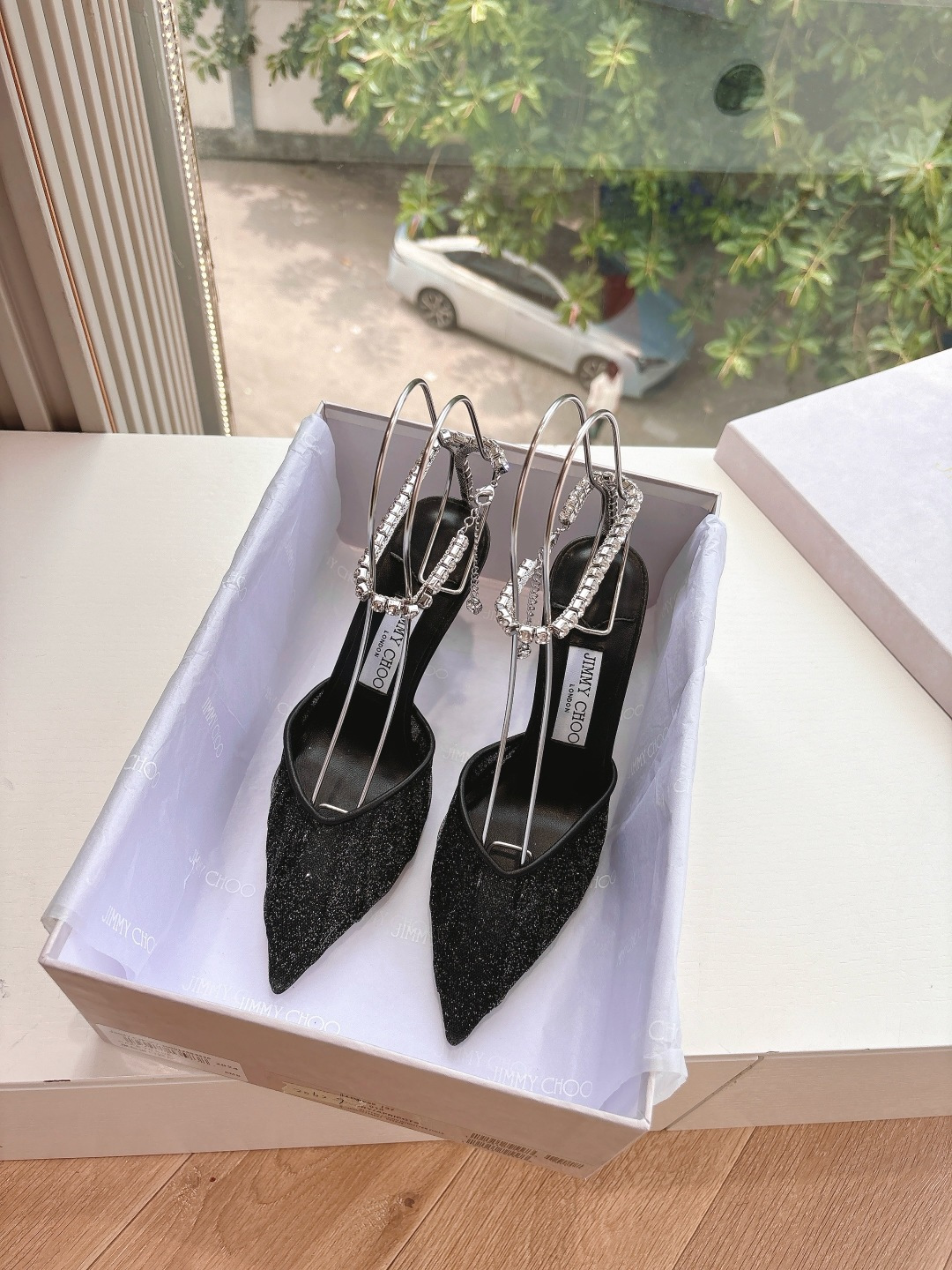 NO:440758,G987 What to see is what to get JimmyCho* Jimmy Week 25s Early Spring Product Top Version Pointed Rhinestone Mesh Hollow High Heels This is so fairy-like, as beautiful as a work of art, it is very vivid and vivid, very gentle and fairy-like, as if you can smell the fragrance of flowers! A fashionable fairy-style outfit, casually paired with a pair of shorts can show your fairy-like spirit!  !  The upper is handmade, and each pair of shoes takes one week to make. The flowers can be pinched into their favorite shapes by themselves, which is the finishing touch of the overall shape. Horseshoe heel design, neat and imported material. Lace, inner sheepskin inner footbed, outsole imported from Italy, genuine leather sole. Size: 35-42 (40-42 customization, no return or replacement), high heels, jimmy choo, jimmy choo, high heels, shorts, sheepskin19860909G987所见即所得JimmyCho*吉米周25s早春爆品 顶版 尖头水钻网纱中空高跟鞋  这也太仙了叭,像艺术品一样美到窒息的很生动形象,很温柔很仙女,仿佛能闻到花的香气!时尚的仙女风穿搭,随意搭配上一条短裤都能尽显仙气飘飘！！鞋面是手工制作的,每双鞋需要一周才能制作而成 花朵是可以自己捏成喜欢的形状,是整体造型搭配的点睛之笔 马蹄跟设计,利落且 材质进口蕾丝 内里羊皮内里垫脚  大底意大利进口真皮底  码数:35-42(40-42定制不退不换）,高跟鞋,jimmy choo,jimmy choo,high heels,shorts,sheepskin,Women's Shoes