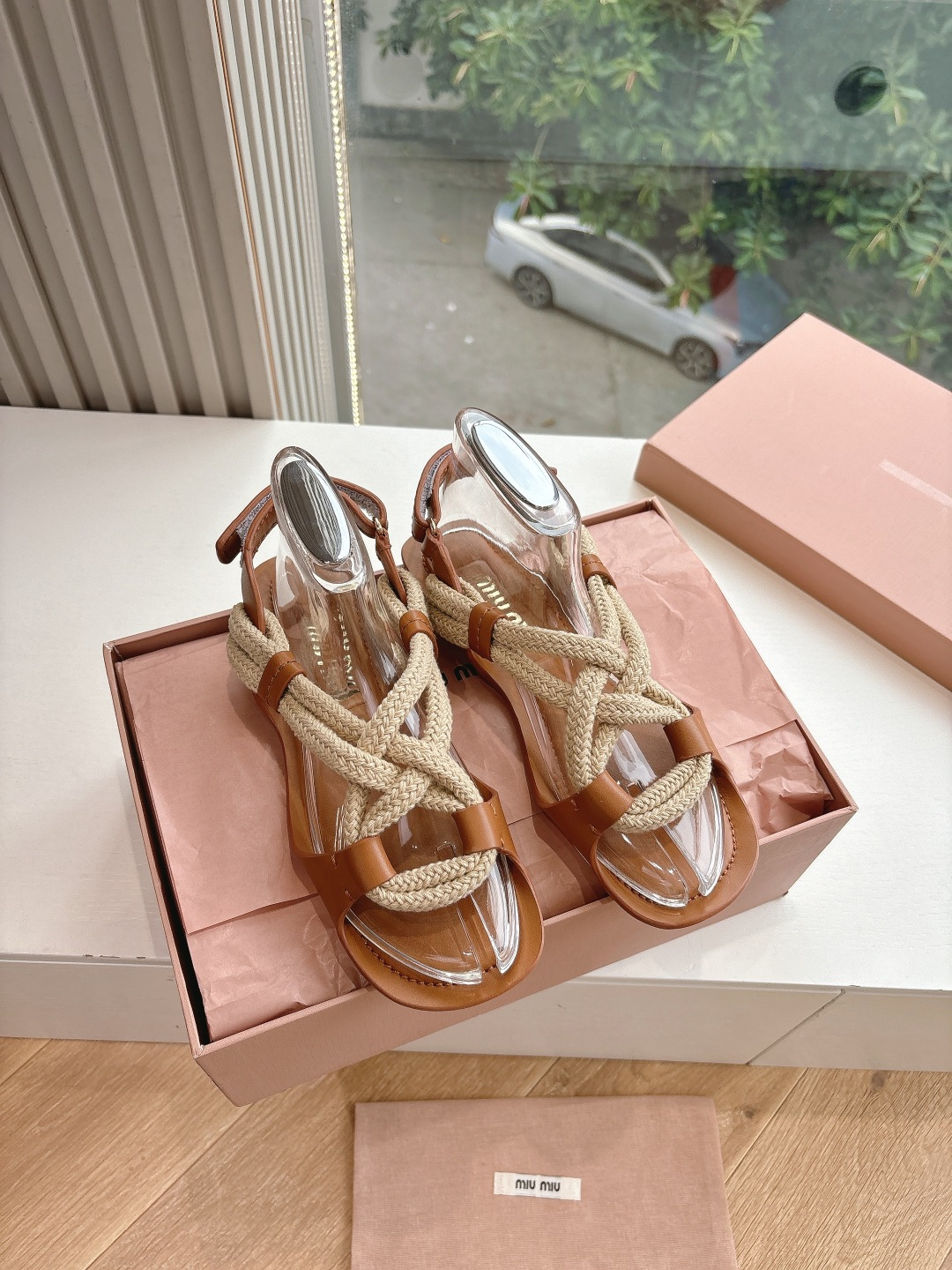 NO:406867,G0286 Purchase Level Miu Miu 2025 Fashion Week Show Hemp Rope Braided Sandals, Flip-flops, major shopping agency globally, are popular on the market, and the show is exposed. The very staying Maillard color flat shoes, electric embroidery design, unique style, very textured. Material original imported cowhide, inner sheepskin, sole original genuine leather sole (insole heavy craftsmanship genuine leather material) Size#35-40 (40.41. Custom made without return or exchange), sandals, miumiu, sandals, flats, cowhide, sheepskin19860909G0286代购级别Miu Miu2025时装周秀场麻绳编织凉鞋 人字拖全球各大代购官网火爆上市秀场曝光 非常留行的美拉德配色平底鞋,电绣工艺设计、独特风格,非常有质感 材质原版进口牛皮 内里羊皮 鞋底原版真皮鞋底(鞋垫重工艺真皮材质) Size#35-40（40.41.定做不退换）,凉鞋,miumiu,sandals,flats,cowhide,sheepskin,Women's Shoes