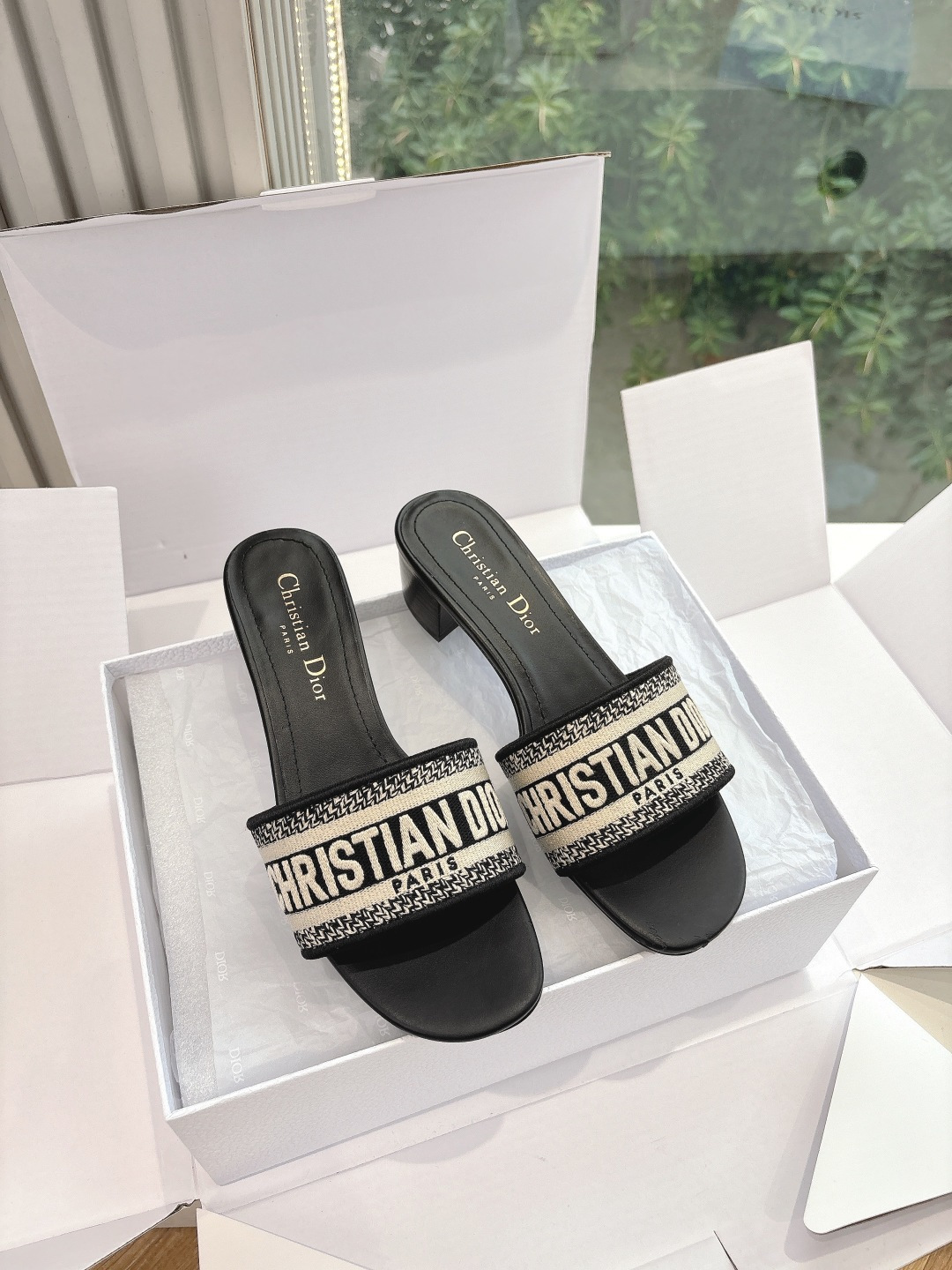 NO:406516,G269 Aircraft Box What to See Is What to Get Purchase Grade #Dio Embroidered Slippers Sandals 2025 Early Spring New Beach Sandals Slippers You You Want at a Look Sandals Single Shoes Slippers Simple and generous ‘Low-key and luxurious!  Paired with the eye-catching Chanristian Dior logo buckle #very high-end, comfortable and beautiful to wear #you can wear it in spring, summer, autumn and winter!  Imported embroidered diamond face with water dyed sheepskin sole original genuine leather sole size35-40 (40.41. Custom made no return or exchange), slippers, chanel, dior, dior, sandals, slippers, sheepskin19860909G269飞机盒所见即所得代购级 #迪奥刺绣拖鞋凉鞋2025早春新款沙滩凉鞋拖鞋一眼就想要的凉鞋单鞋拖鞋简单大方‘低调奢华！ 配上醒目的Chanristian Dior标志扣#非常高级 穿着舒适好看而且好搭配#春夏秋冬都以穿！ 鞋面进口刺绣钻面 内里水染羊皮 鞋底原版真皮鞋底 size35-40（40.41.订做不退不换),拖鞋,chanel,dior,dior,sandals,slippers,sheepskin,Women's Shoes