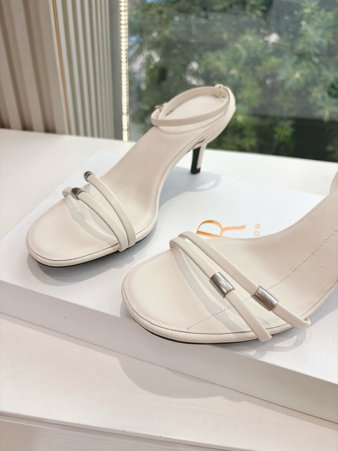 Soft Metallic Sheepskin Sandals for Ultimate Comfort and Style - 图片 8