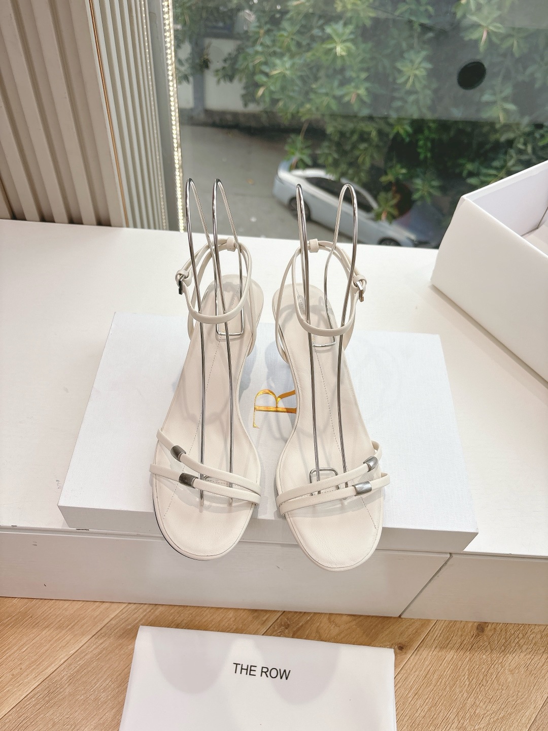 Soft Metallic Sheepskin Sandals for Ultimate Comfort and Style - 图片 5
