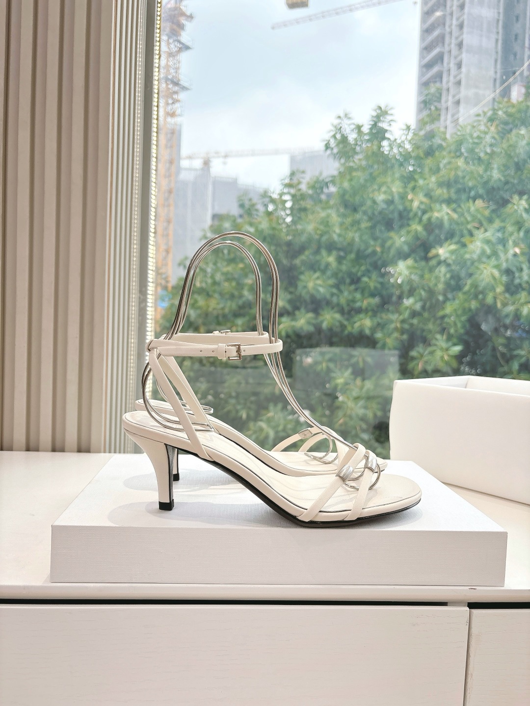 Soft Metallic Sheepskin Sandals for Ultimate Comfort and Style - 图片 7