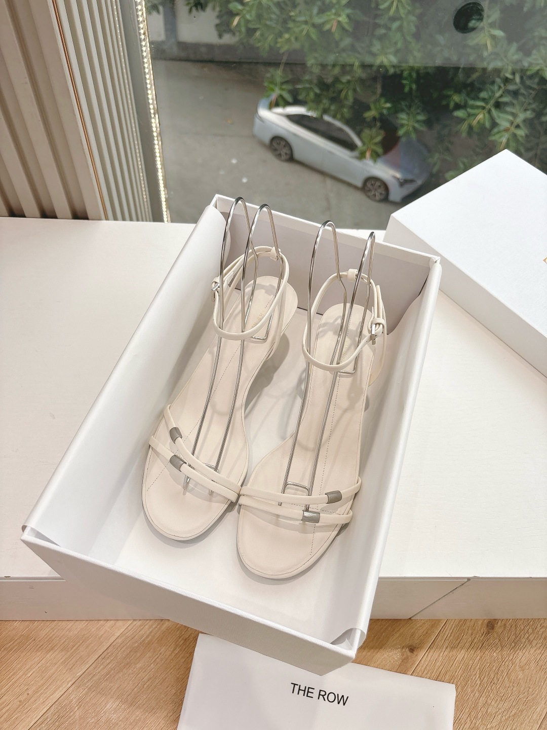 Soft Metallic Sheepskin Sandals for Ultimate Comfort and Style - 图片 2