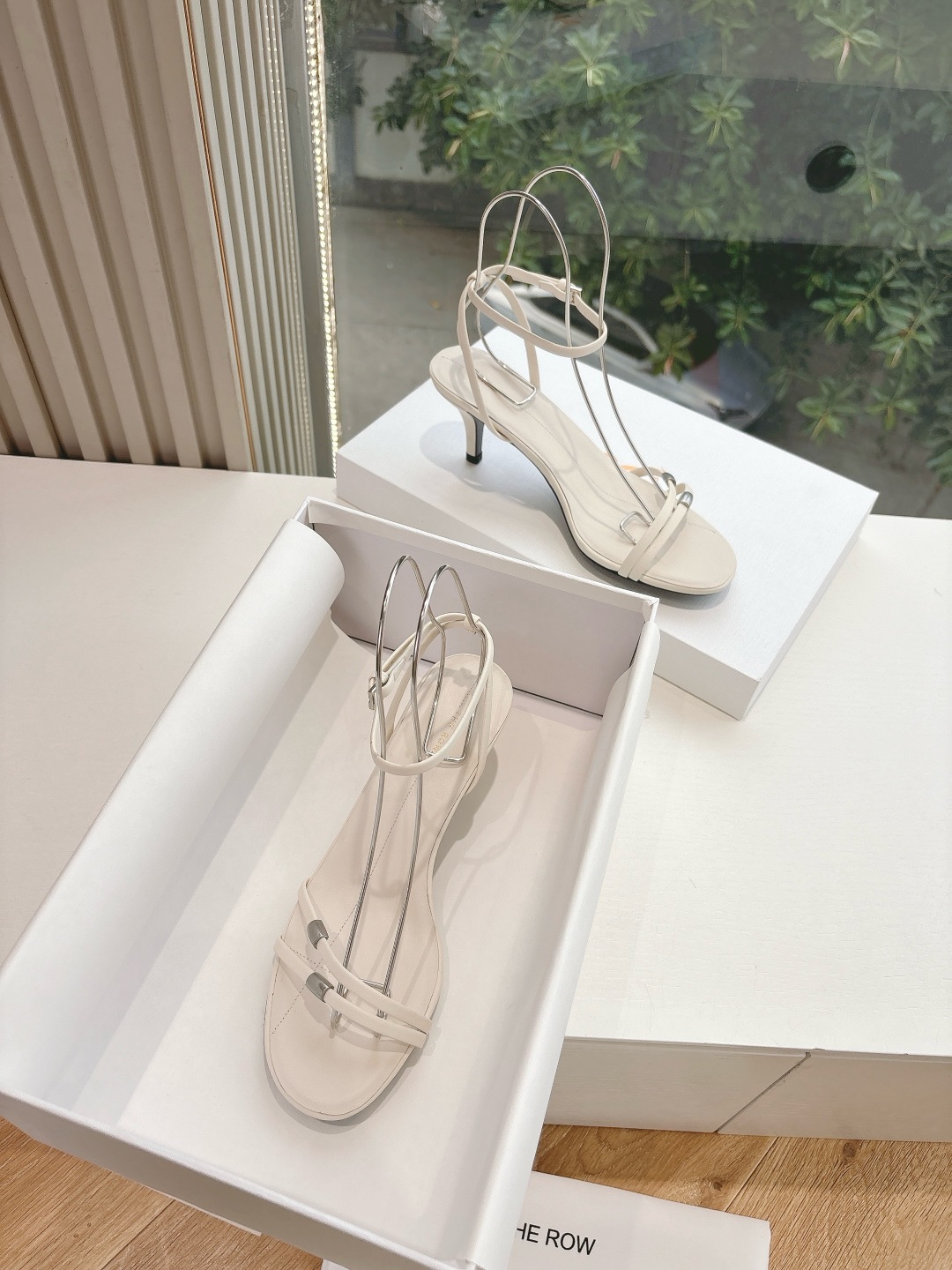 Soft Metallic Sheepskin Sandals for Ultimate Comfort and Style - 图片 3
