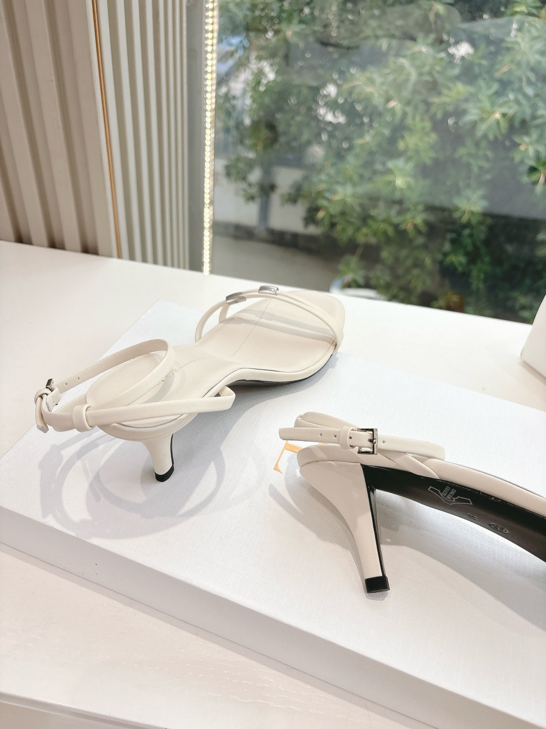 Soft Metallic Sheepskin Sandals for Ultimate Comfort and Style - 图片 9