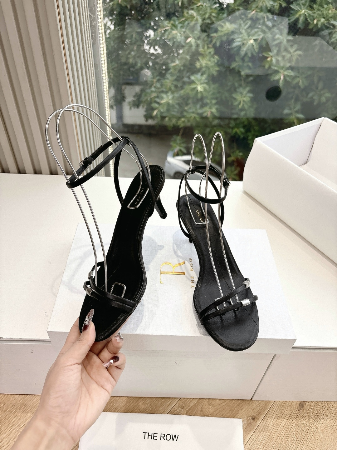 Soft Metallic Sheep Skin Sandals: Comfortable Style for Any Outfit, Sizes 35-39 - 图片 1