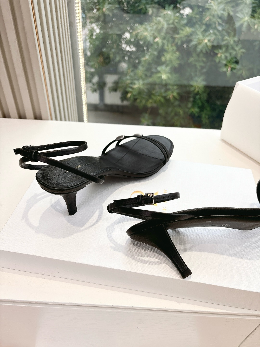 Soft Metallic Sheep Skin Sandals: Comfortable Style for Any Outfit, Sizes 35-39 - 图片 9