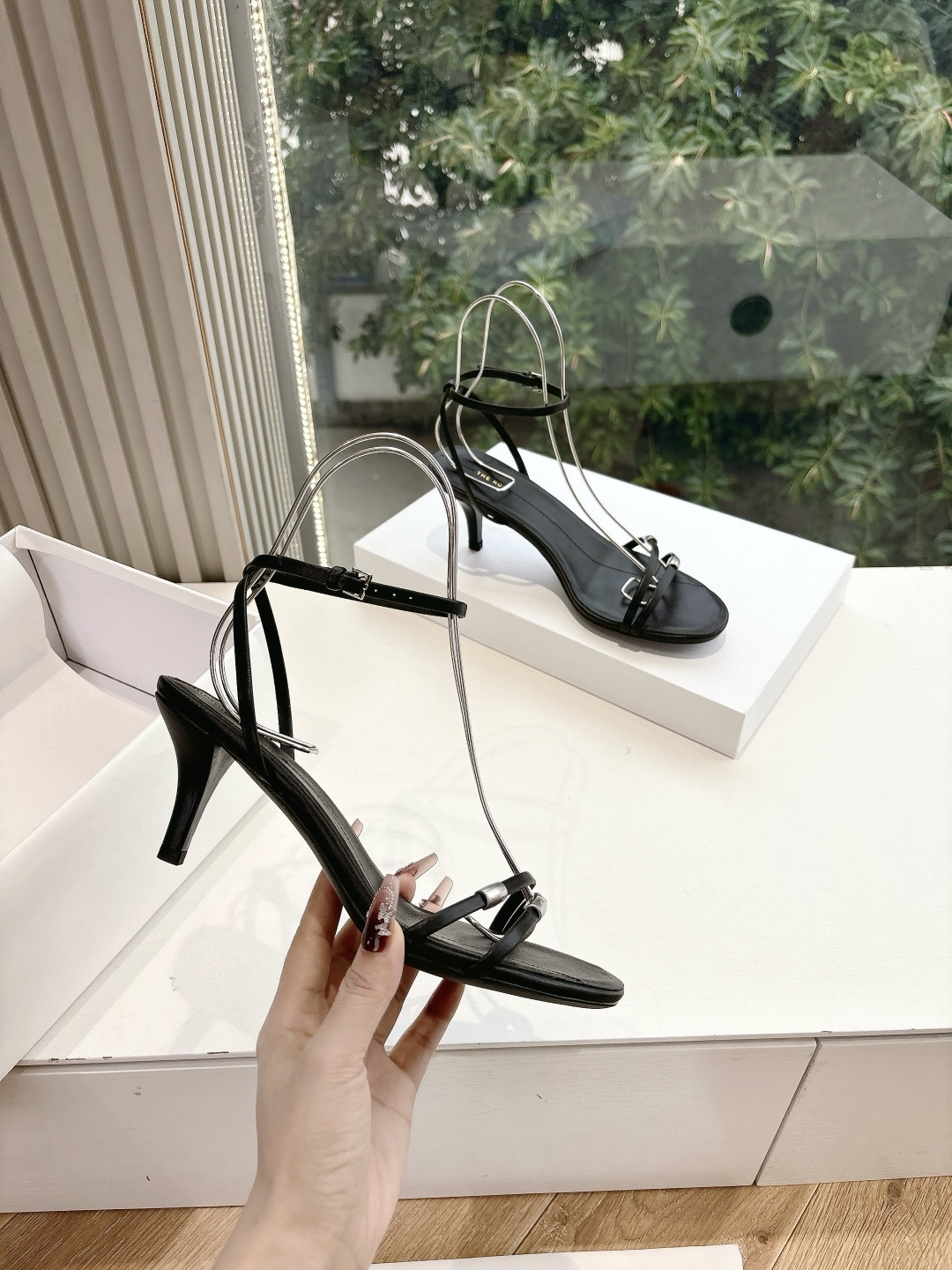 Soft Metallic Sheep Skin Sandals: Comfortable Style for Any Outfit, Sizes 35-39 - 图片 4