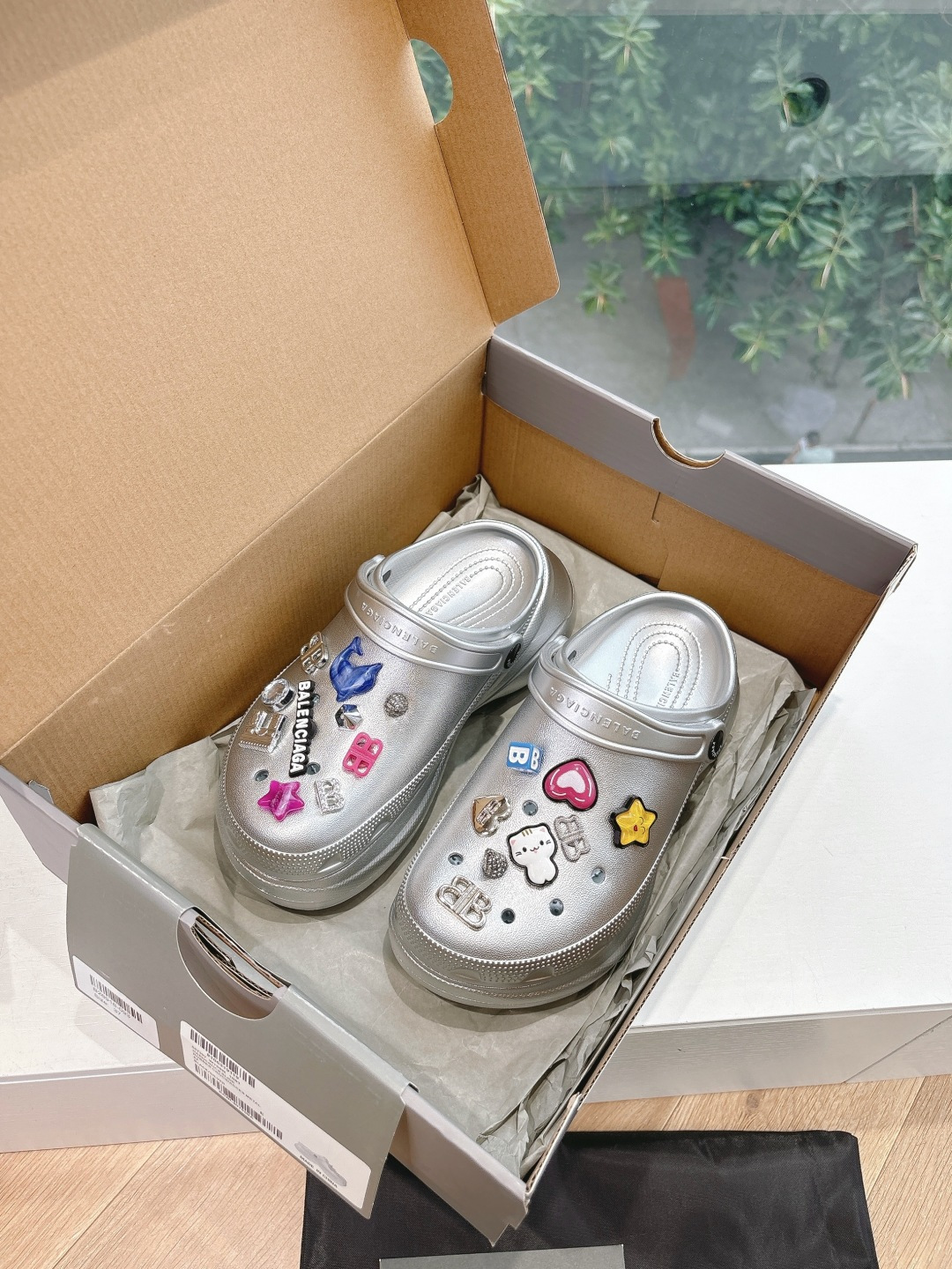 NO:411140,What you see is what you get Co-branded model #CROCS MULE JIBBITZ hole shoes Heightening thick-soled sandals Zhiduoxing Crocs Fancy DIY hole slippers~ Cat buttons are so cute, cheating and height-enhancing artifact Size35-41, slippers, sandals, slippers19860909所见即所得  联名款#CROCS MULE JIBBITZ洞洞鞋 增高厚底凉鞋 智多星Crocs 花式DIY洞洞拖鞋～猫咪扣爱心扣都好可爱 作弊增高神器 Size35-41,拖鞋,sandals,slippers,Women's Shoes