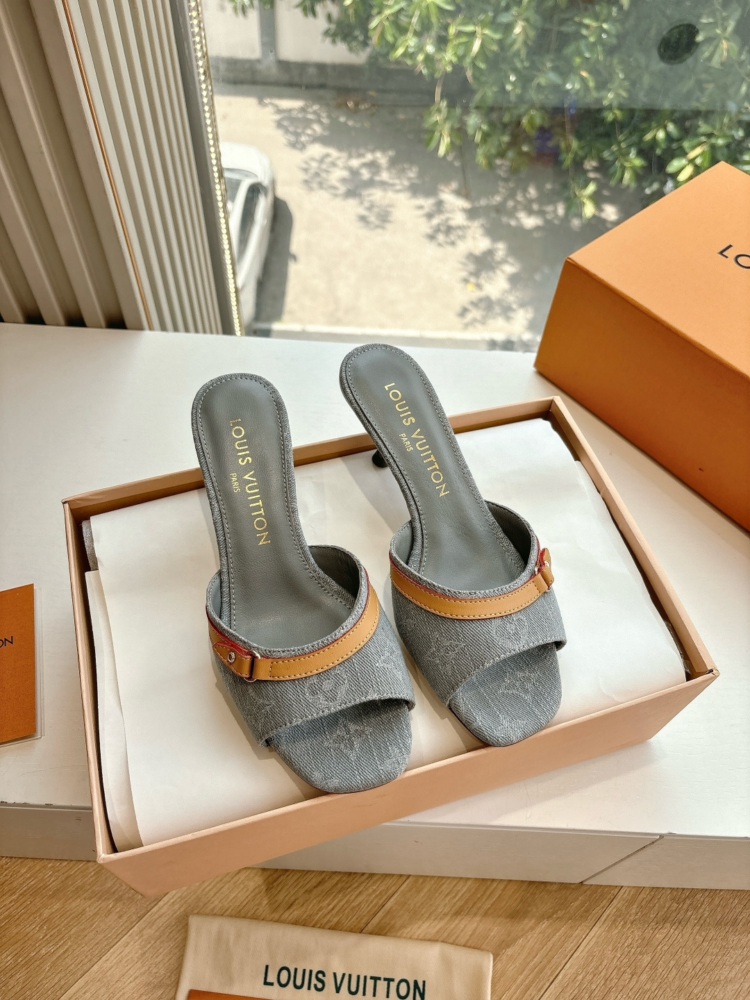 NO:406477,G049 WYSIWYG Top Version LV | Louis Vuitton X TM 6AM Murakami Takashi jointly made flat slippers 2025 Early Spring New Style Top Version The original version is consistent The counter is the latest model LV X TM 6AM Murakami Takashi jointly made bow flat slippers Hard goods are new BS purchasing level!  Full of high-end feeling!  A popular model from domestic and foreign bloggers, retro and fashionable, beautiful!  Official website main model, high custom rainbow color presbyterian leather, imported sheepskin lining, outsole original Italian genuine leather injection molded outsole shoe size: 35-39 (34, 40, 41, 42 customized), slippers, louis vuitton, louis vuitton, slippers, sheepskin19860909G049所见即所得顶级版本LV | 路易威登 X TM 6AM 村上隆联名款平底拖鞋2025 早春新款 顶级版本原版一致 专柜主打最新款 LV X TM 6AM 村上隆联名款蝴蝶结平底拖鞋 硬货上新 BS代购级别！高级感十足！国内外博主刷爆的一款,复古又时髦上脚美炸了！官网主推款 鞋面高定制彩虹色老花皮 内里进口羊皮里 大底原版意大利真皮注塑大底 鞋码: 35-39（34、40、41、42定制）,拖鞋,louis vuitton,louis vuitton,slippers,sheepskin,Women's Shoes