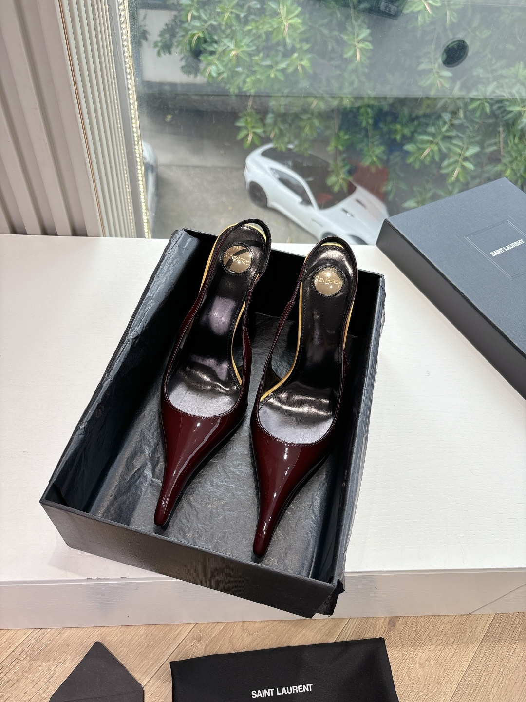 NO:406498,G288 What I see is what I get top quality Saint Laurent / Saint Laurent Lee Metal Diamond Chain Pointed High Heels YSL Sister's beautiful beauty high heels are Saint Laurent again in the world. Rose The same high heels are very good at modifying the foot shape, luxurious metal chains in recent years SLP has become more and more familiar with women in high heels. The embarrassing design impression of the waterproof platform style ysl beautiful high heels. The upper is open-edged beaded cowhide sole genuine leather sole. He heel height is about 11cm. Size 35-42 (40-42 customization, no return or replacement), sandals, loro piano, saint laurent, saint laurent, saint laurent, saint laurent, saint laurent, sandals, high heels, cowhide, Leather soles19860909G288所见即所得顶级品质Saint Laurent / 圣罗兰Lee金属钻链条尖头高跟鞋YSL姐姐的美丽尤物高跟鞋 又是人间圣罗兰 Rose同款的高跟鞋化很好修饰脚型,奢华金属链 这几年SLP是在高跟鞋越来越懂女人了朝摒奔了防水台款的尴尬设计印象ysl绝美高跟鞋 鞋面开边珠牛皮 鞋底真皮大底 跟高约11cm 尺码35-42(40-42定制不退不换),凉鞋,loro piana,saint laurent,saint laurent,saint laurent,sandals,high heels,cowhide,Leather soles,Women's Shoes