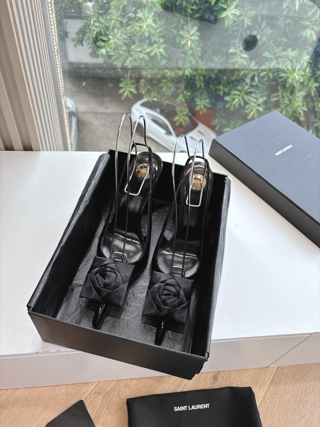 NO:406503,G288 What to see is what to get top quality Saint Laurent / Saint Laurent Lee Metal Diamond Chain Pointed High Heels Rose Sister's Beautiful Beauty High Heels It's Saint Laurent again in the world. Rose's same high heels are very good at modifying the foot shape, luxurious metal chains in recent years SLP has become more and more familiar with women in high heels. The embarrassing design impression of the waterproof platform style ysl beautiful high heels, silk upper, leather soles, heels, about 11cm high heels, size 35-42 (40-42 customization, no return or replacement), sandals, loro piano, saint laurent, saint laurent, saint laurent, saint laurent, saint laurent, sandals, high heels, real silk, Leather soles19860909G288所见即所得顶级品质Saint Laurent / 圣罗兰Lee金属钻链条尖头高跟鞋玫瑰花YSL姐姐的美丽尤物高跟鞋 又是人间圣罗兰 Rose同款的高跟鞋化很好修饰脚型,奢华金属链 这几年SLP是在高跟鞋越来越懂女人了朝摒奔了防水台款的尴尬设计印象ysl绝美高跟鞋 鞋面真丝 鞋底真皮大底 跟高约11cm 尺码35-42(40-42定制不退不换),凉鞋,loro piana,saint laurent,saint laurent,saint laurent,sandals,high heels,real silk,Leather soles,Women's Shoes