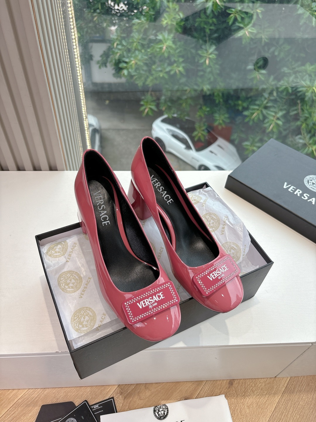 NO:406508,G126 WYSIWYG Versace Co-branded Series (High Version) Versace Du Meisha Head & Ao Diamond with F-shaped three-dimensional heel high-heel sandals single shoes with super popular joint show at home and abroad YB unanimous one-to-one original mold opening independent mold opening high-end heavy industry gold F-shaped three-dimensional heel, official first release, a large number of celebrity celebrity grass planting grass, Ao Diamond brilliantly shows such outstanding beauty, which makes people unforgettable!  Go material, upper, imported patent leather, inner imported sheepskin, sole, cowhide, outsole, size 35-40 (40.41 custom, no return or exchange) Packaging, full set of original packaging (only change the code, no change), single shoes, versace, versace, sandals, cowhide, sheepskin19860909G126所见即所得Versace联名系列（高版本）范思哲杜美莎人头&奥钻搭配F形立体鞋跟高跟凉鞋单鞋海内外热度超高的联名秀款 YB一致一比一原版开模独立开模高级重工金色F形立体鞋跟, 官方首发 ,大量明星网红种草,奥钻璀璨出如此出众的美,让人过目不忘！ Go 材质 鞋面 进口漆皮 内里进口羊皮 鞋底 牛皮大底 码数 35-40(40.41定制不退换） 包装 全套原版包装(只换码不换款),单鞋,versace,versace,sandals,cowhide,sheepskin,Women's Shoes