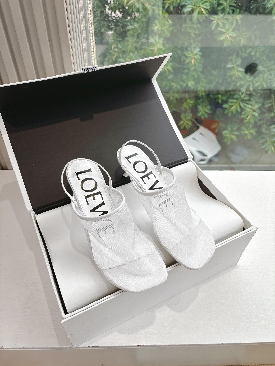 NO:406870,G027 What to see is what to get purchasing level What to see is what to get LOEWE Loewe 25ss Spring and summer new Mary Zhen sandal mesh slippers Crazy grass planting simple design feels cleaner and more elegant, you can never forget it. The color is also very durable and beautiful, and the temperament is full of aura when you put it on your feet, which is simply invincible and handsome and stylish. The upper is imported from mesh. The inner sheepskin sole imported from Italy. The sole is imported from Italy. The sole is Size35-40 (40 customized and non-refundable), sandals, loewe, loewe, sandals, mary jane, slippers, sheepskin19860909G027所见即所得代购级别所见即所得LOEWE 罗意威 25ss 春夏新品玛丽珍凉鞋网纱拖鞋 疯狂种草简约设计感觉更干净优雅让你念念不忘 颜色也很耐看漂亮,上脚瞬间气质十足气场,简直无敌帅气有型 鞋面进口采用网纱 内里进口羊皮 鞋底意大利进口真皮鞋底 Size35-40(40 定制不退换）,凉鞋,loewe,loewe,sandals,mary jane,slippers,sheepskin,Women's Shoes