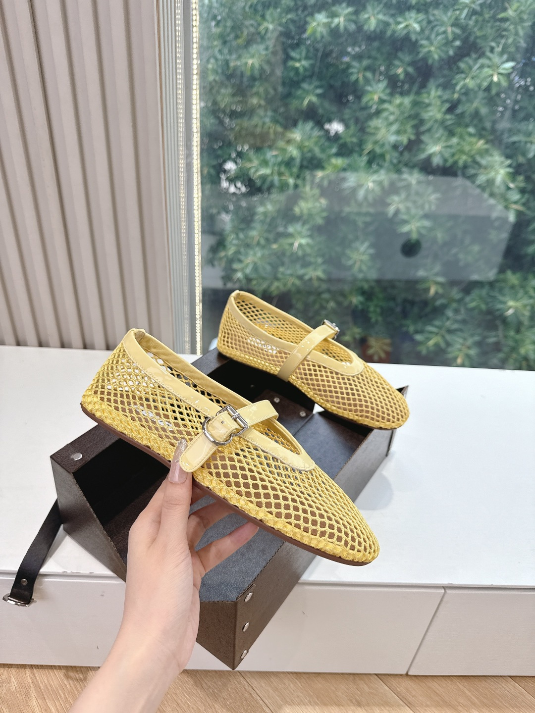 NO:406853,The original version of the WYSIWYG G002 purchasing level was purchased from the first-tier French luxury brand ALAIA Alaia Fish Net Mules Bag Toe Sandals 2025SS French Fairy Ballet Flat Sole Dancing Shoes. The ALAIA brand originated from its founder. Azzedine Alaia is the founder of the 'super tight and sexy' trend in the 1980s. It is called 'King of cling'. He is one of the most legendary designers in the fashion industry. Azzedine Alaia smartly exaggerates the sexy side, which is both sober and cautious and modern, and is also very close to sexy rivets, metal rings, tight brass and sexy snake skin. These Alaia design elements are still constantly appearing on the show stages of major brands. The style of the Alaia brand is as sexy and modern as its fashion, imported Baotou Fish Net Shoes, Outsole leather  Size 35-39 (40.41. Custom made) / Normal size Original packaging, ballet shoes, alaia, sandals, snakeskin19860909所见即所得G002代购级别原版购入法国一线奢侈品牌ALAIA 阿莱亚鱼网穆勒鞋包头凉鞋2025SS法式仙女芭蕾舞平底跳舞鞋,ALAIA品牌源自其创始人,Azzedine Alaia是上世纪80 年代“超紧身性感”风潮的创始人,被称作“King of cling”, 他是时尚界最传奇的设计师之一.Azzedine Alaia 聪明地将性感一边更夸张,既清醒谨慎摩登,又超贴身性感铆钉、金属环扣、紧束胸衣和性感蛇皮,这些 Alaia 的设计元素仍不断出现在各大品牌的秀台上.Alaia品牌的风格一如其时装,性感而又摩登 面料进口包头鱼网鞋 大底真皮 码数35-39（40.41.定做）/正常尺码 原版包装,芭蕾舞鞋,alaia,sandals,snakeskin,Women's Shoes