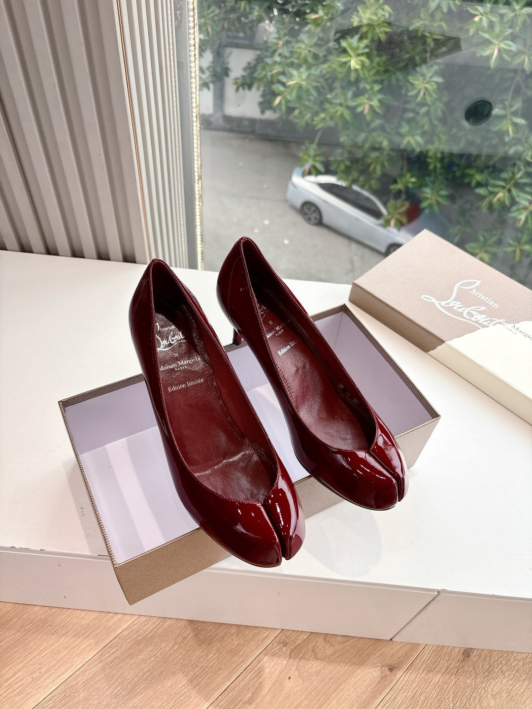 Two-Headed Ballet Shoe: Exaggerated Beauty for Comfort and Style - 图片 1
