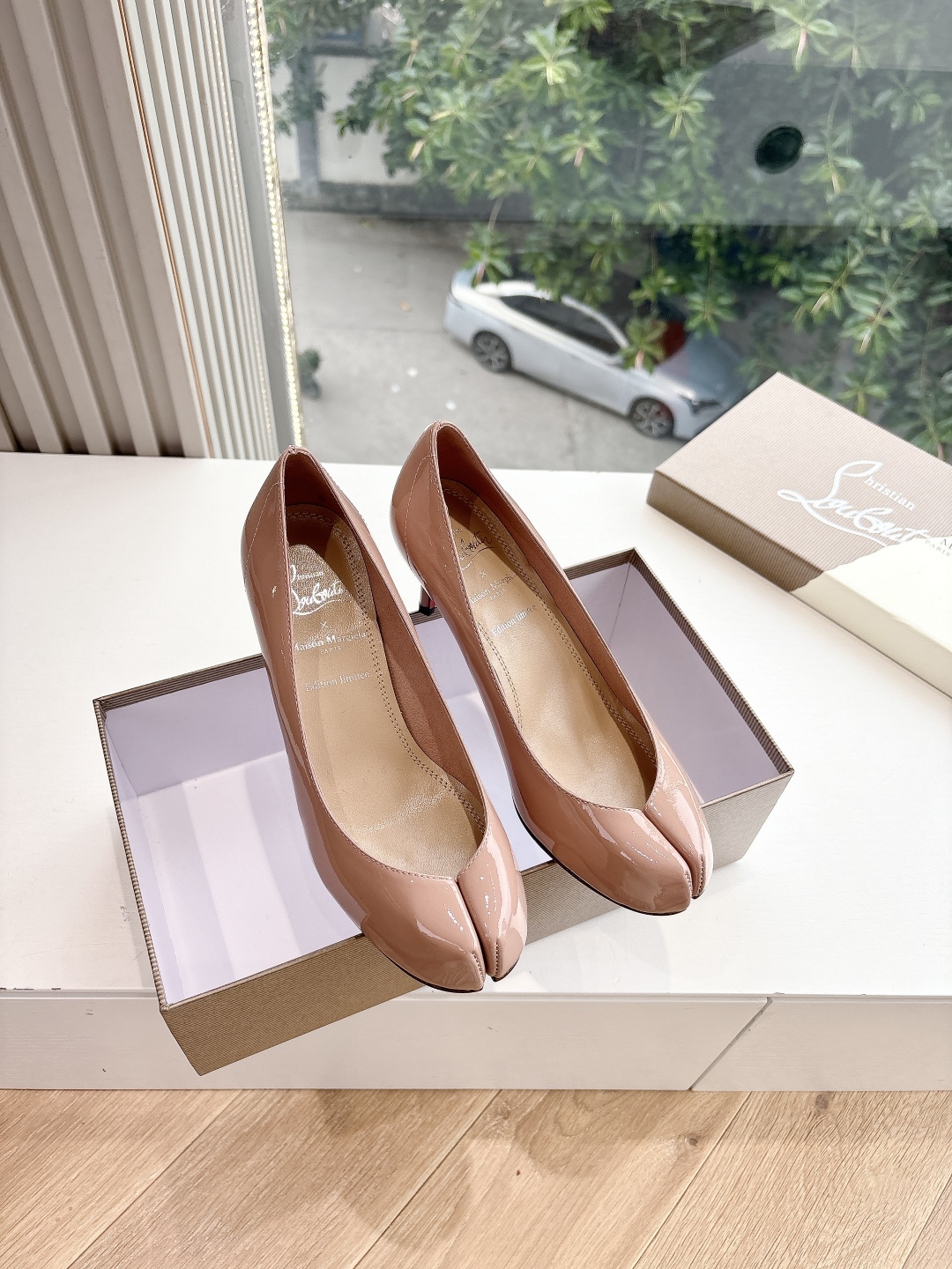 Exaggerated Beauty: Two-Headed Bullet Ballet Shoes for Style and Comfort