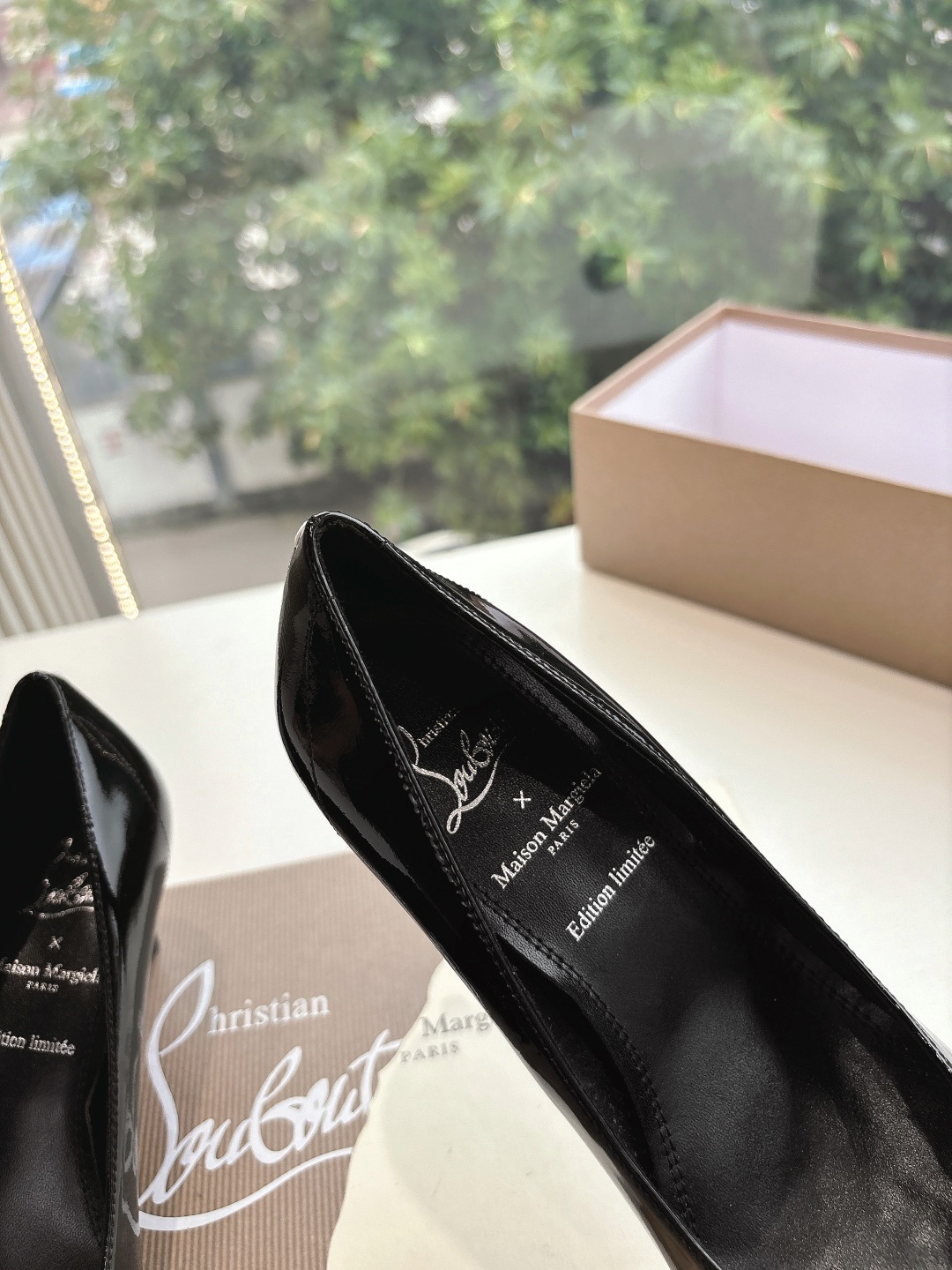 Exaggerated Beauty: Two-Headed Bullet Ballet Shoes with Red Toes and Split Toe - 图片 8