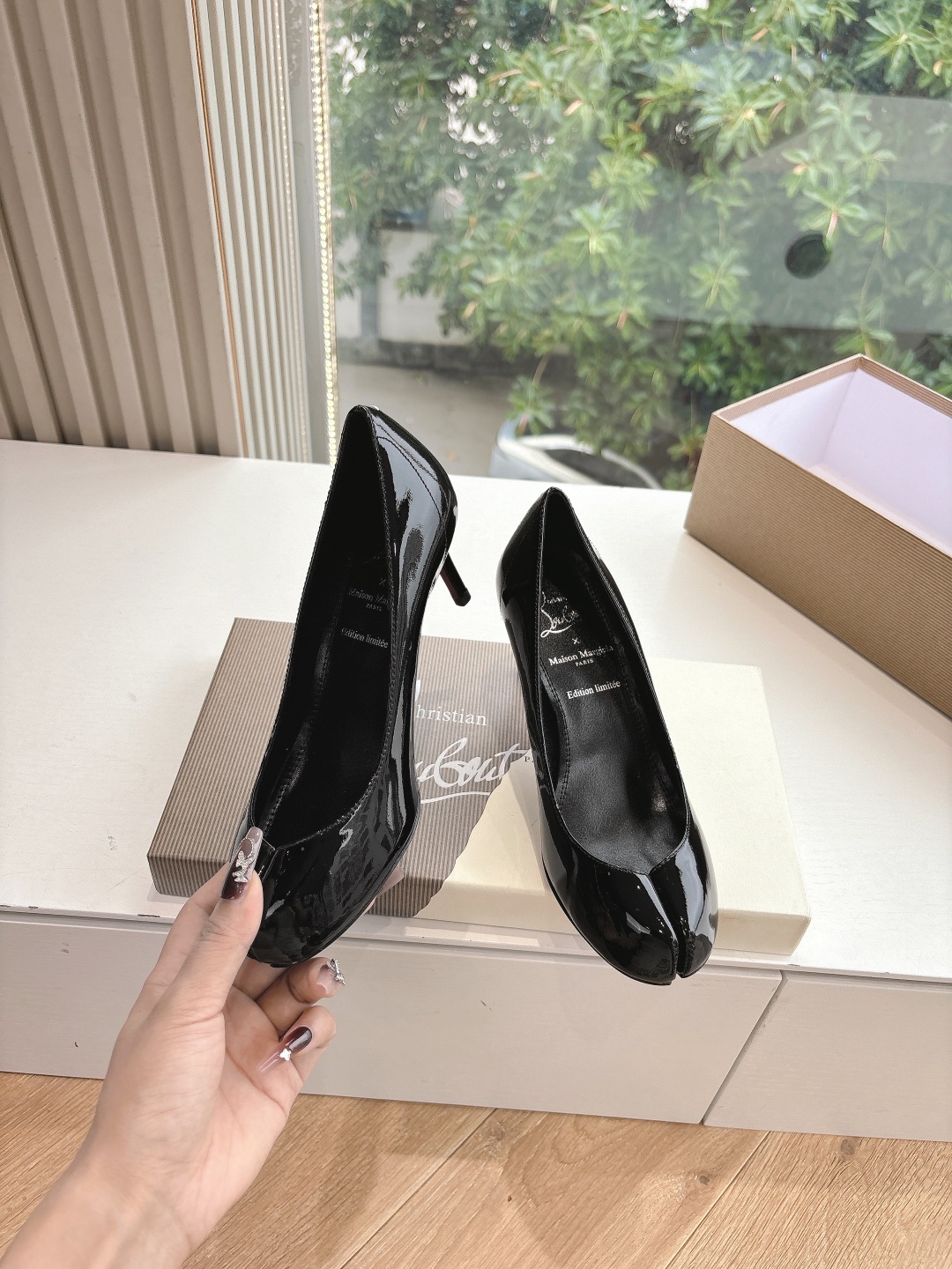 Exaggerated Beauty: Two-Headed Bullet Ballet Shoes with Red Toes and Split Toe - 图片 5