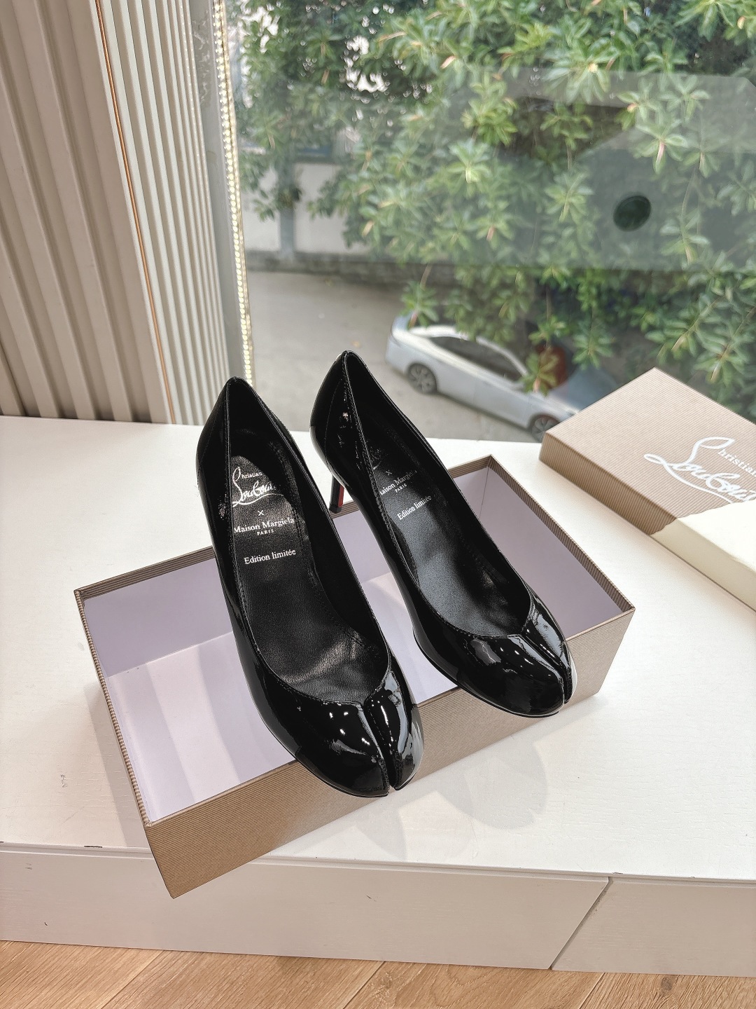Exaggerated Beauty: Two-Headed Bullet Ballet Shoes with Red Toes and Split Toe