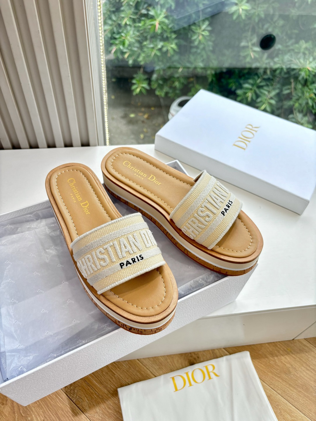 NO:406595,Purchase grade G133 #Dio 2025 early spring new embroidery slippers sandals that you want at a glance are simple, generous, and low-key and luxurious!  Paired with the eye-catching Chanristian Dior logo buckle #very high-end, comfortable and beautiful to wear #you can wear it in spring, summer, autumn and winter!  Imported embroidery of upper, water-dyed cowhide inner sole original sole size35-40 (custom made in 40.41), slippers, chanel, dior, dior, sandals, slippers, cowhide19860909代购级G133 #迪奥2025早春新款刺绣一眼就想要的拖鞋凉鞋简单大方‘低调奢华！ 配上醒目的Chanristian Dior标志扣#非常高级 穿着舒适好看而且好搭配#春夏秋冬都以穿！ 鞋面进口刺绣 内里水染牛皮 鞋底原版鞋底 size35-40（40.41订做）,拖鞋,chanel,dior,dior,sandals,slippers,cowhide,Women's Shoes