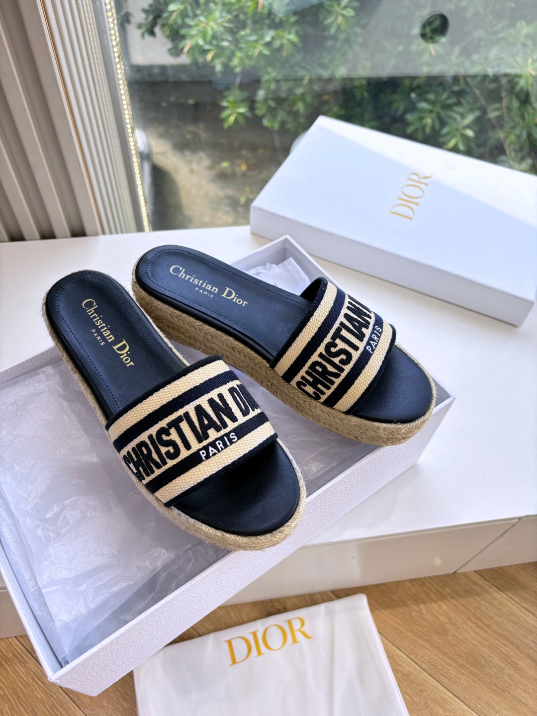 NO:406600,Purchase grade G133 #Dio 2025 early spring new loafers you want at a glance. The slippers sandals are simple, generous, and low-key and luxurious!  Paired with the eye-catching Chanristian Dior logo buckle #very high-end, comfortable and beautiful to wear #you can wear it in spring, summer, autumn and winter!  Imported embroidery of upper, water-dyed cowhide inner sole original sole size35-40 (custom made in 40.41), slippers, chanel, dior, dior, loafers, sandals, slippers, cowhide19860909代购级G133 #迪奥2025早春新款乐福鞋一眼就想要的拖鞋凉鞋简单大方‘低调奢华！ 配上醒目的Chanristian Dior标志扣#非常高级 穿着舒适好看而且好搭配#春夏秋冬都以穿！ 鞋面进口刺绣 内里水染牛皮 鞋底原版鞋底 size35-40（40.41订做）,拖鞋,chanel,dior,dior,loafers,sandals,slippers,cowhide,Women's Shoes