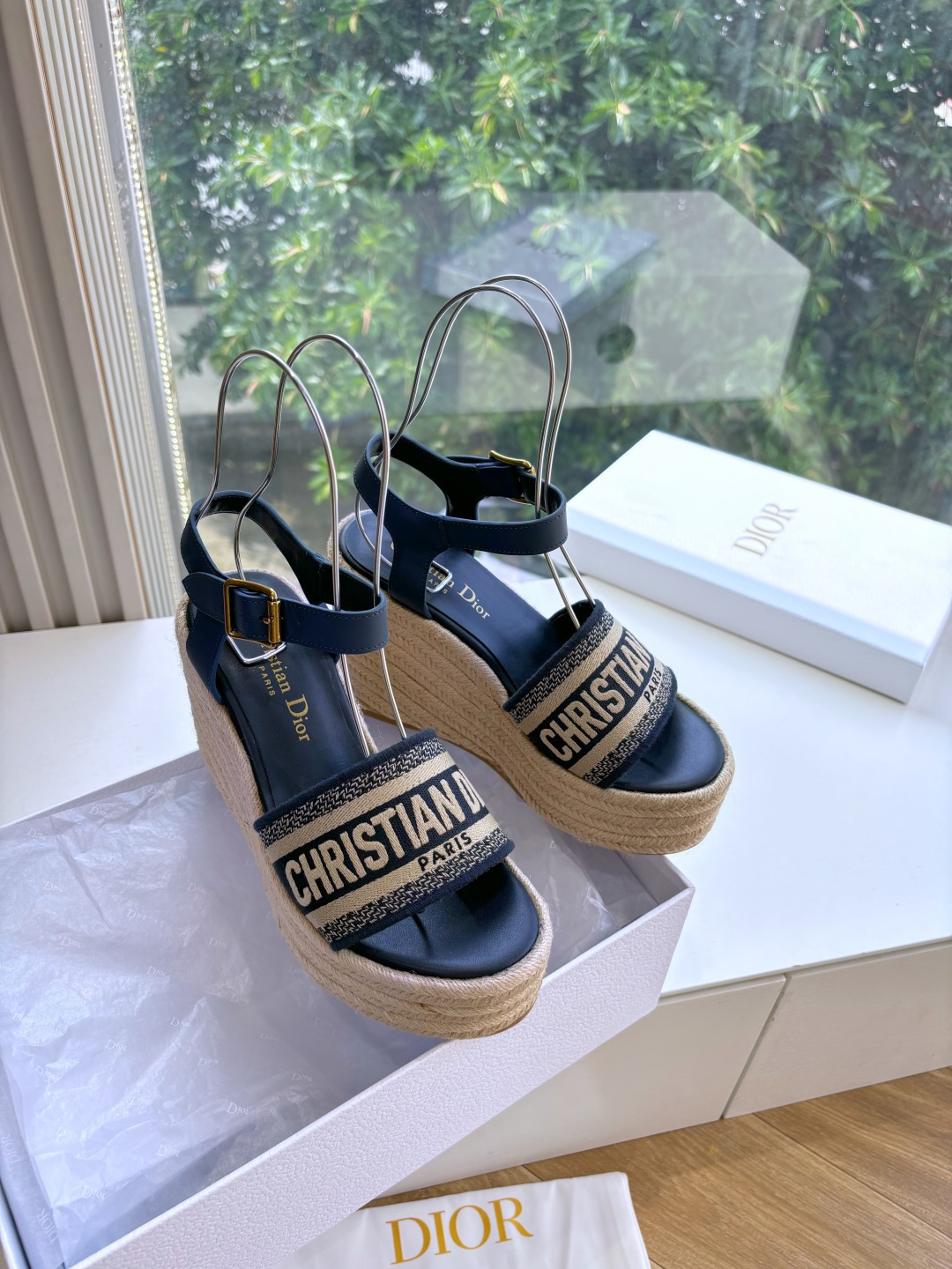 NO:406573,Purchase grade G133 #Dio 2025 early spring new loafers you want at a glance, strap slippers sandals are simple, generous, and low-key and luxurious!  Paired with the eye-catching Chanristian Dior logo buckle #very high-end, comfortable and beautiful to wear #you can wear it in spring, summer, autumn and winter!  Imported embroidery of upper, water-dyed cowhide inner sole original sole size35-40 (custom made in 40.41), sandals, chanel, dior, dior, loafers, sandals, slippers, cowhide19860909代购级G133 #迪奥2025早春新款乐福鞋一眼就想要的一字带拖鞋凉鞋简单大方‘低调奢华！ 配上醒目的Chanristian Dior标志扣#非常高级 穿着舒适好看而且好搭配#春夏秋冬都以穿！ 鞋面进口刺绣 内里水染牛皮 鞋底原版鞋底 size35-40（40.41订做）,凉鞋,chanel,dior,dior,loafers,sandals,slippers,cowhide,Women's Shoes