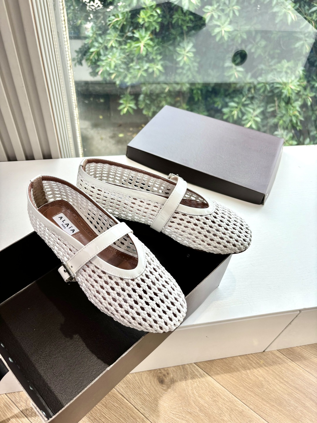 NO:406862,G223ALAIA 25ss Spring and summer ballet shoes knitting French high-end first-tier haute couture brand AzzedineAlaia: The last craftsman in the fashion industry, the king of cutting only loyal to the female body curve, the brand Alaia flat ballet shoes founded in 1979 has always been selling fashionable women's shoes. The Paris fashion industry and the whole world are well-known Victoria Beckham, Michelle Obama, Ladygaga, Madonna, are all admirers and top fans of ALAA. Upper fishnet handmade metal knitting footbed cowhide sole rubber sole Size#35-42 (40 41 42 custom made without return), ballet shoes, alaia, cowhide19860909G223ALAIA 25ss 春夏 芭蕾舞鞋编织法国高端一线高定品牌 AzzedineAlaia:时尚界最后的手艺人 只忠于展现女性身体曲线的裁剪之王 始创于1979年的品牌Alaia平底芭蕾鞋 一直主售时装感十足的型格女鞋 巴黎时装界以及全世界都享有盛誉维多利亚贝克汉姆,米歇尔奥巴马,Ladygaga ,麦当娜, 都是ALAA的崇拜者和头号粉丝 鞋面渔网手工金属编织 垫脚牛皮 鞋底橡胶底 Size#35-42（40 41 42订做不退换）,芭蕾舞鞋,alaia,cowhide,Women's Shoes