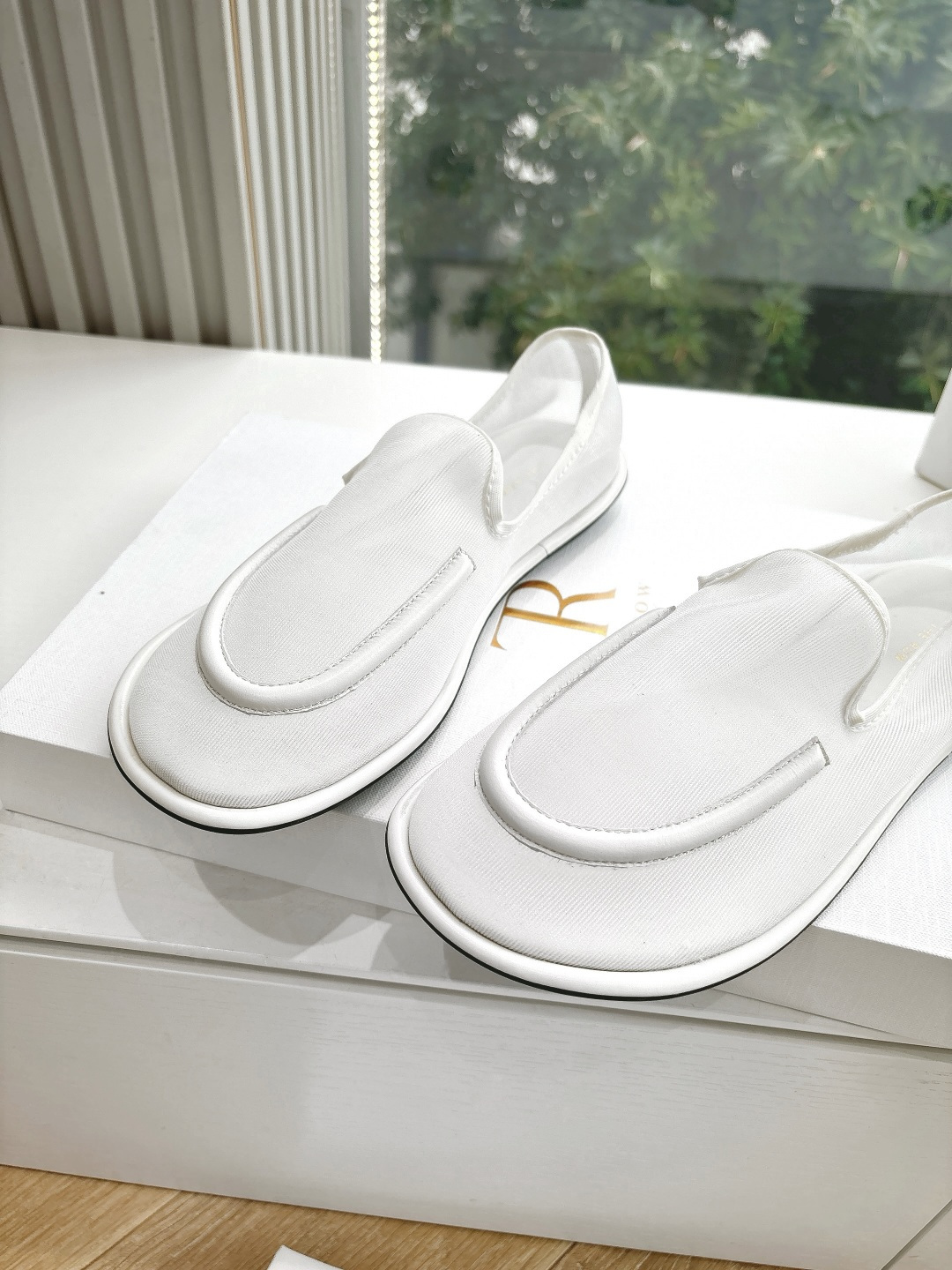 Soft and Stylish: G679 Cosmopolitan Sarcophagus Footwear for Any Outfit - 图片 8