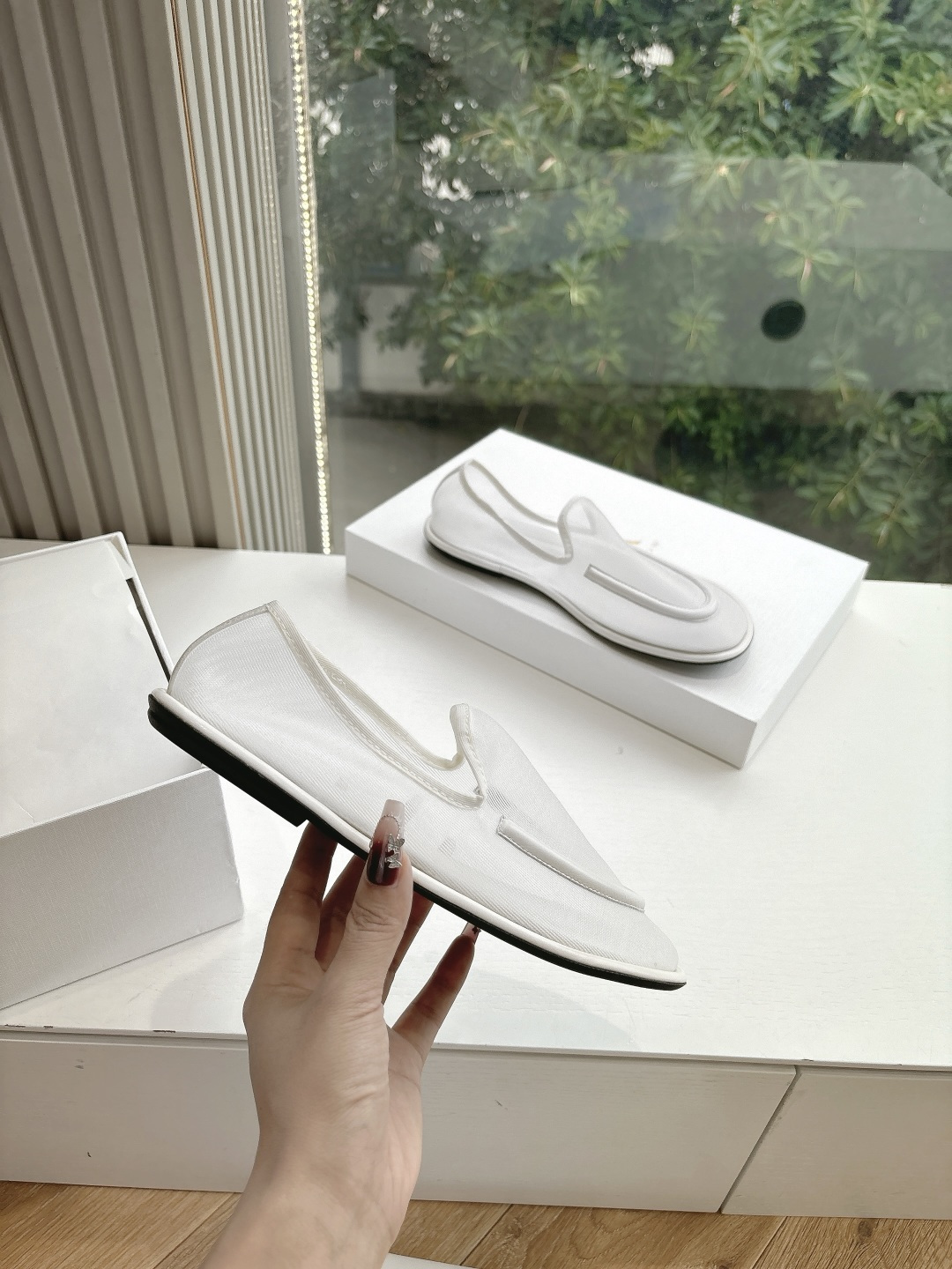 Soft and Stylish: G679 Cosmopolitan Sarcophagus Footwear for Any Outfit - 图片 3