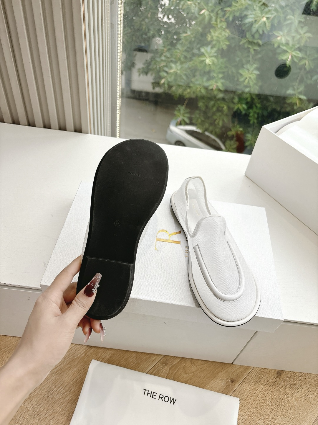 Soft and Stylish: G679 Cosmopolitan Sarcophagus Footwear for Any Outfit - 图片 6