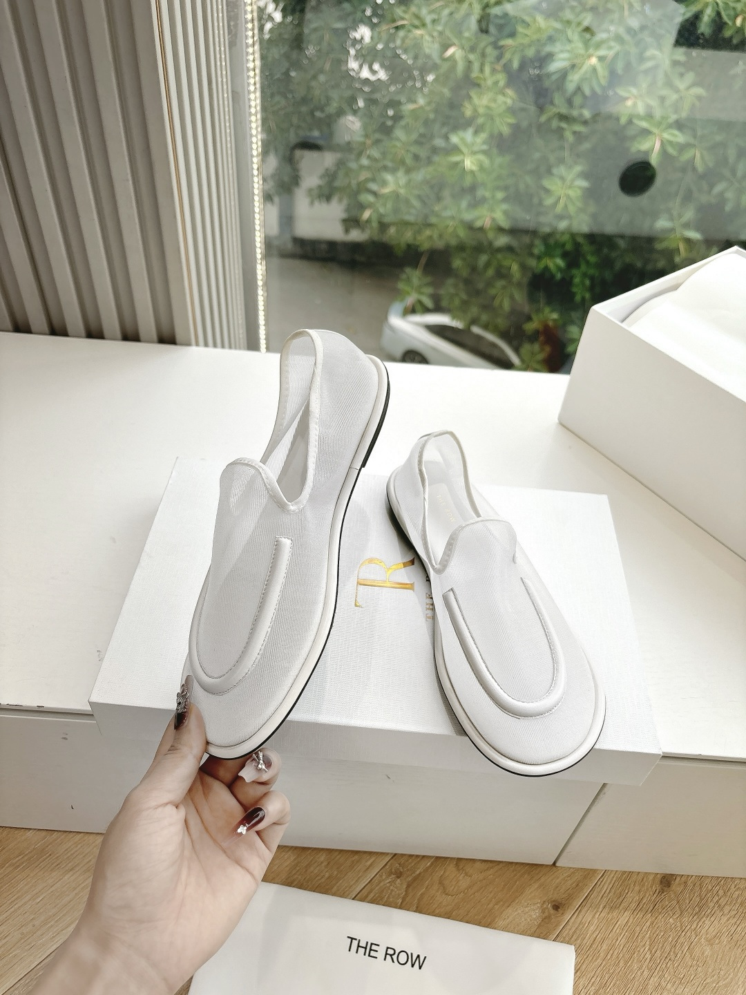 Soft and Stylish: G679 Cosmopolitan Sarcophagus Footwear for Any Outfit - 图片 5