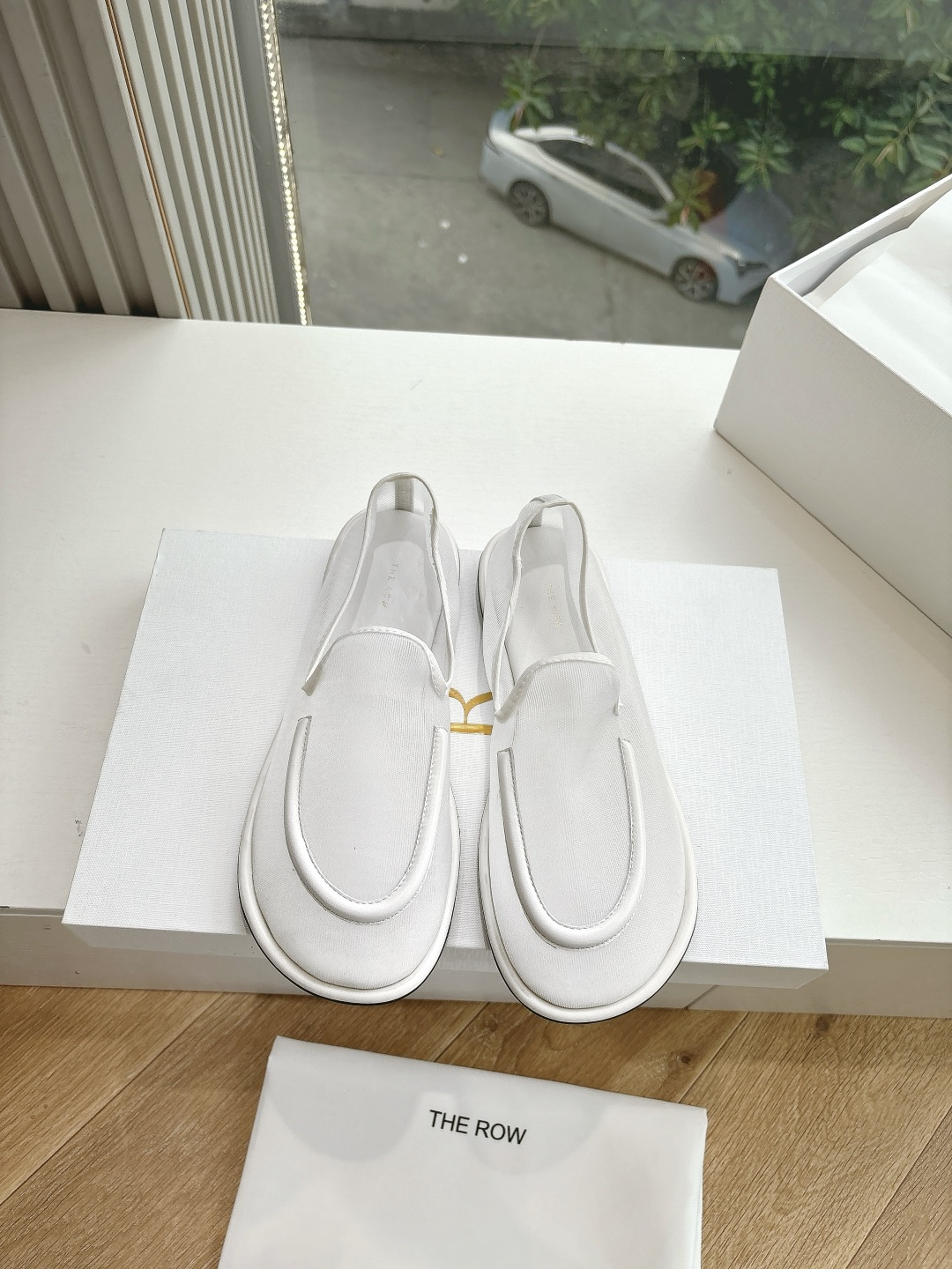 Soft and Stylish: G679 Cosmopolitan Sarcophagus Footwear for Any Outfit - 图片 4
