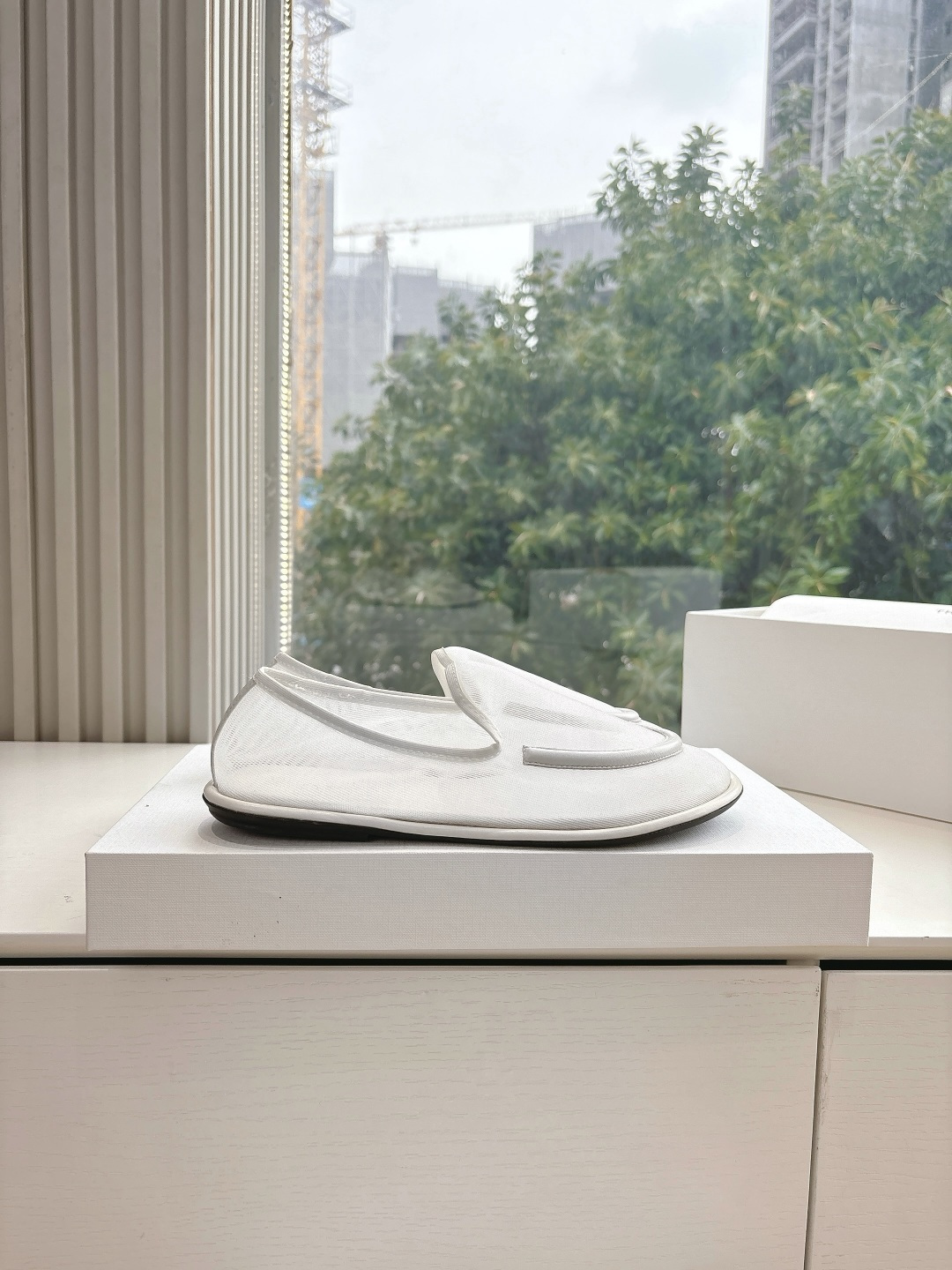 Soft and Stylish: G679 Cosmopolitan Sarcophagus Footwear for Any Outfit - 图片 7