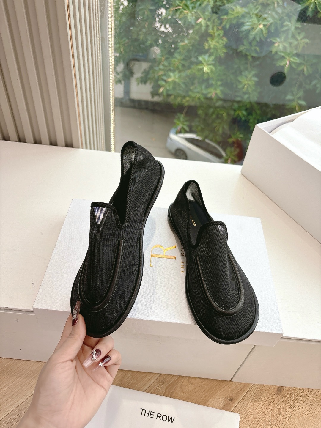 Soft and Stylish: G679 Cosmopolitan Sarcophagus Footwear for All Occasions - 图片 5