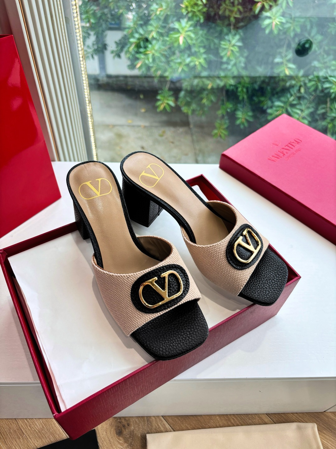 NO:406517,G678 WYSIWYG VALENTINO Valentino Classic 2025 Spring and Summer VLOGO SIGNATURE Metal Button Slippers Sandals Shoe style smooth lines. The style is excellent. Comfortable on the feet. Increase height. Slimming. Extended legs. Comfortable on the feet. Increase height. Slimming. Extended legs. Original imported material of the upper (old retro metal buckle) Inner original leather sole sole genuine leather sole size 35-39 (40.41. Customized without return or replacement), slippers, valentino, valentino, sandals, slippers19860909G678所见即所得VALENTINO华伦天奴经典2025春夏VLOGO SIGNATURE金属扣拖鞋凉鞋 鞋型线条流畅.版型超赞上脚舒适.增高.显瘦.拉长腿部线条 上脚舒适.增高.显瘦.拉长腿部线条 鞋面原版进口材质(做旧复古金属扣) 内里原版真皮鞋底 鞋底真皮鞋底 尺码35-39 (40.41.定制不退不换),拖鞋,valentino,valentino,sandals,slippers,Women's Shoes