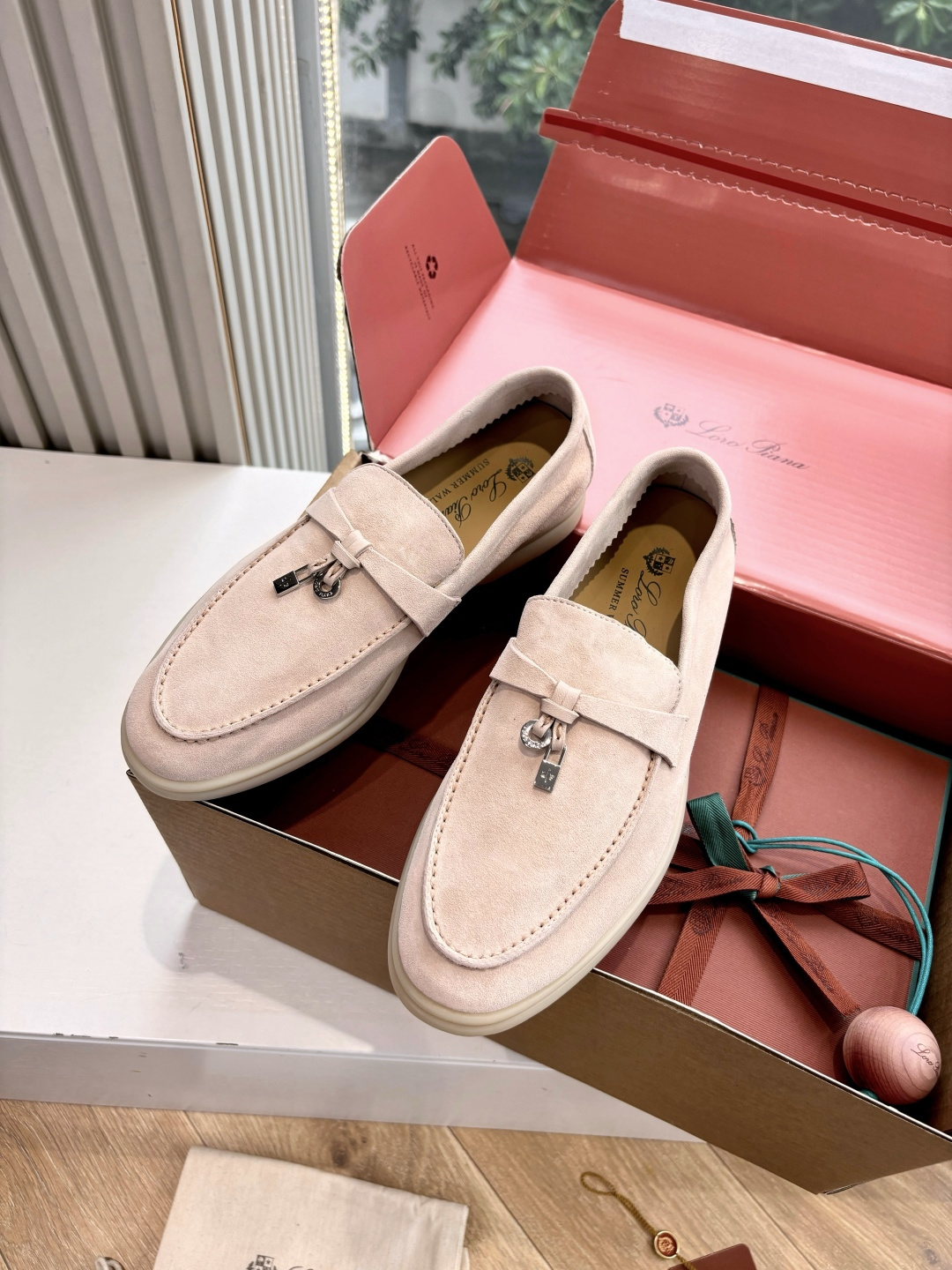 NO:590040,Counter G219 WYSIWYG Loro Pian* classic hit product lp top version British fringed flat loafers. It turns out that these are the loafers that are said to be able to walk 20,000 steps without getting tired. This pair of loafers has both the appearance and the foot feel. You will be completely lost as soon as you step on it ~ The minimalist design is eye-catching and durable, and it is a bonus for dressing.  The soft and soft texture on the feet is outstanding. It does not scratch your feet and is very nice. It is matched with soft and waxy soles. It can be worn for daily use for a long time without getting tired. Who can resist a pair of versatile and good-looking loafers?  Don't be too elegant at all. The feel and texture of the feet are all right. The key is to make the legs look longer and not tire the feet. The main thing is that it is just right!  Material: original deerskin (original quality), lining, original lining, outsole, original beef tendon bottom, size women's size 35-42 (this customization is non-returnable and non-exchangeable), loro piana, loro piana, loafers19860909专柜G219所见即所得Loro Pian*经典爆款出品lp顶级版本 英伦流苏平底乐福鞋 原来这就是传说走两万步都不会累脚的乐福鞋这双乐福鞋把颜值和脚感都拿捏住了,上脚一走就会被彻底沦陷～极简的设计吸睛耐看,穿搭加分项呀 软乎乎的脚感质感出众,不会磨脚就很nice搭配软软糯糯的鞋底,日常通行久穿不累哦 谁能拒绝得了一双百搭又好看的乐福鞋呢？简直不要太气质,脚感和质感都拿捏,关键是显腿长不累脚,主打的就是一个刚刚好！ 材质原版鹿皮(原单品质) 内里原版内里 大底原单牛筋底 码数女码35-42（此款定制不退不换)有量有价,,loro piana,loro piana,loafers,Men's shoes