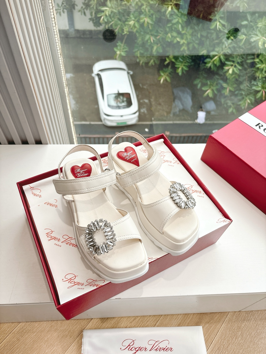 NO:406478,WYSIWYG Purchase Level G319 * RV25's latest flower series double diamond buckle white C-position diamond buckle sandals French retro feel are so charming, look white and elegant at first glance~ Whether it is matched with skirts or jeans, it is feminine, the one you wear can also increase the height and continue the essence of elegance, conveying passionate love~ Double diamond buckle sandals everyone loves to meet everyone's needs. The always beautiful and moving soft leather paired with classic generous buckles can easily present the romantic summer style hidden in full red heart, and it is full of love (all RV series are available!) Material: original cowhide, imported sheepskin inside, hardware, original Swarlow double rhinestones, soles, original leather sole, height about 5cm, size 34-40 (  40. Customized, no return or replacement), sandals, sandals, skirts, jeans, cowhide, sheepskin, Leather soles19860909所见即所得代购级别G319 * RV25最新款花朵系列双钻扣显白c位钻扣凉鞋法式复古感好迷人一眼就相中,显白又显优雅气质~无论是搭配裙装还是牛仔裤都hin有女人味~带的的还能增高延续优雅精髓,传递炙热爱意~双钻扣凉鞋大家爱不释手.满足大家需求 一贯vivi家唯美动人柔软皮革搭配经典大方扣轻松呈现夏日浪漫风情暗藏饱满红心,步步浓情四溢（RV全系列都有！） 材质:原版牛皮 内里进口羊皮里 五金原版施华洛双水钻 鞋底原版真皮大底 高度约5cm 码数34-40（ 40.定制不退不换),凉鞋,sandals,skirts,jeans,cowhide,sheepskin,Leather soles,Women's Shoes