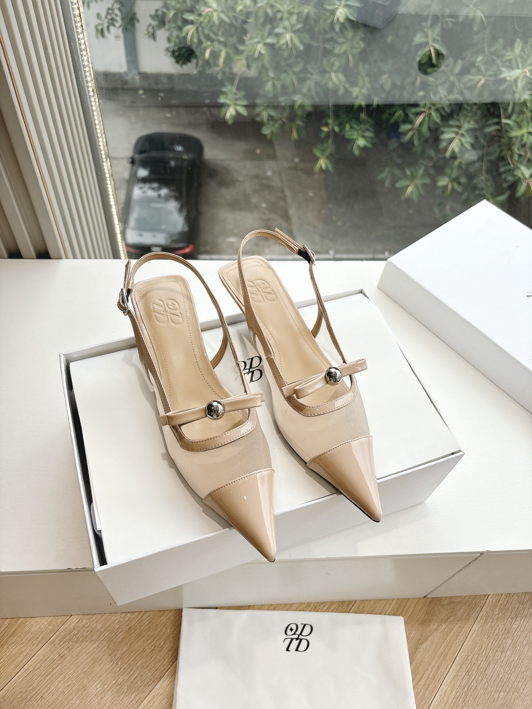 NO:406488,What you see is what you get G303ODTD Newly-known designer brand Exclusive original color-blocked dot mesh shoes are really beautiful. Who is not as beautiful as gold and silver shoes?  !  I really love the ratio of black and silver. The original version is exclusively developed. Retro is both a continuation and a change. After the metallic color swept through a craze at the end of the last century, it was branded with the mark of 'earth'. This year, the designer used modern popular elements to reinterpret metallic color, making the metallic element cleverly blend with modern fashion. Material: original material Lining: cowhide Outsole: original sole Size: 35-39/40 Customized without return or replacement, sandals, sandals, cowhide19860909所见即所得G303ODTD 新晋设计师品牌 独家原版开发拼色圆点网鞋真的美疯我了 是谁还没有金银色的美鞋！！黑银的配比我真的大爱 原版独家开发 复古既是一种延续也是一种改变,金属色在上世纪末席卷一阵狂潮后便被烙上“土”的印记. 而今年设计师用现代的流行元素重新诠释金属色,使金属元素与现代时尚巧妙融合 材质:原版材质 内里:牛皮 大底:原版鞋底 码数:35-39/40定制不退不换,凉鞋,sandals,cowhide,Women's Shoes