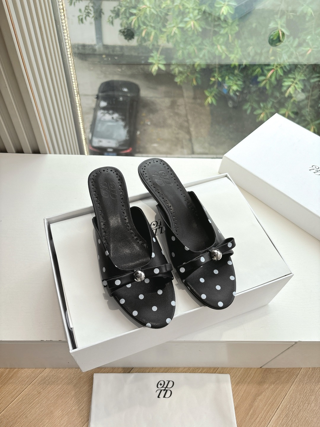 NO:406856,What you see is what you get G303ODTD Newly-known designer brand Exclusive original color-blocked dot mesh shoes are really beautiful. Who is not as beautiful as gold and silver shoes?  !  I really love the ratio of black and silver. The original version is exclusively developed. Retro is both a continuation and a change. After the metallic color swept through a craze at the end of the last century, it was branded with the mark of 'earth'. This year, the designer used modern popular elements to reinterpret metallic color, making the metallic element cleverly blend with modern fashion. Material: original patent leather material. Inner: cowhide. Outsole: original sole. Size: 35-39/40. Customized without return or replacement. Slippers, slippers, cowhide19860909所见即所得G303ODTD 新晋设计师品牌 独家原版开发拼色圆点网鞋真的美疯我了 是谁还没有金银色的美鞋！！黑银的配比我真的大爱 原版独家开发 复古既是一种延续也是一种改变,金属色在上世纪末席卷一阵狂潮后便被烙上“土”的印记. 而今年设计师用现代的流行元素重新诠释金属色,使金属元素与现代时尚巧妙融合 材质:原版漆皮材质 内里:牛皮 大底:原版鞋底 码数:35-39/40定制不退不换,拖鞋,slippers,cowhide,Women's Shoes