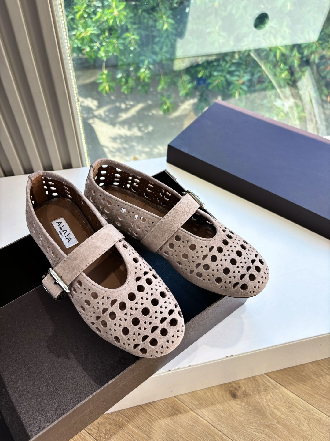 NO:750183,G002 originally purchased the French first-line luxury brand ALAIA 24SS French fairy ballet flat dancing shoes. The ALAIA brand originated from its founder, Azzedine Alaia, the founder of the 'super tight and sexy' trend in the 1980s, known as the 'King of cling'. He is one of the most legendary designers in the fashion industry. Azzedine Alaia  Intelligently exaggerating the sexy side, it is both sober and discreet and modern, but also ultra-fitting and sexy rivets, metal buckles, tight corsets and sexy snakeskin. These design elements of Alaia are still appearing on the runways of major brands. The style of the Alaia brand is just like its fashion, sexy and modern. The fabric is original frosted and hollow, the lining is imported cowhide, and the outsole is original molded rubber outsole.  Size 35-39 (40.41 customized, non-refundable and non-exchangeable), ballet shoes, alaia, cowhide, snakeskin19860909G002原版购入法国一线奢侈品牌ALAIA 阿莱亚24SS法式仙女芭蕾舞平底跳舞鞋,ALAIA品牌源自其创始人,Azzedine Alaia是上世纪80 年代“超紧身性感”风潮的创始人,被称作“King of cling”, 他是时尚界最传奇的设计师之一.Azzedine Alaia 聪明地将性感一边更夸张,既清醒谨慎摩登,又超贴身性感铆钉、金属环扣、紧束胸衣和性感蛇皮,这些 Alaia 的设计元素仍不断出现在各大品牌的秀台上.Alaia品牌的风格一如其时装,性感而又摩登 面料原版磨砂镂空 内里进口牛皮 大底原版开模橡胶大底 码数35-39（40.41定做不退不换),芭蕾舞鞋,alaia,cowhide,snakeskin,Women's Shoes