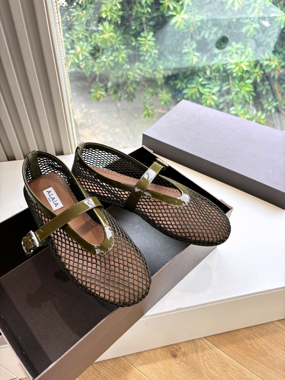 NO:750144,WYSIWYG G002 Purchasing Level Original Purchase French first-line luxury brand ALAIA Alea fishnet mules toe-toe sandals 2025SS French fairy ballet flat dancing shoes. The ALAIA brand comes from its founder, Azzedine Alaia, the founder of the 'super tight and sexy' trend in the 1980s, known as the 'King of cling'. He is one of the most legendary designers in the fashion industry. Azzedine Alaia  Intelligently exaggerating the sexy side, it is both sober, discreet and modern, yet ultra-fitting and sexy rivets, metal buckles, tight corsets and sexy snakeskin. These design elements of Alaia are still appearing on the runways of major brands. The style of the Alaia brand is just like its fashion, sexy and modern. Imported fabrics, toe-toe fishnet shoes, outsole, genuine leather, size 35-39 (40.41. Customized) / normal size  Original packaging, ballet shoes, alaia, sandals, snakeskin19860909所见即所得G002代购级别原版购入法国一线奢侈品牌ALAIA 阿莱亚鱼网穆勒鞋包头凉鞋2025SS法式仙女芭蕾舞平底跳舞鞋,ALAIA品牌源自其创始人,Azzedine Alaia是上世纪80 年代“超紧身性感”风潮的创始人,被称作“King of cling”, 他是时尚界最传奇的设计师之一.Azzedine Alaia 聪明地将性感一边更夸张,既清醒谨慎摩登,又超贴身性感铆钉、金属环扣、紧束胸衣和性感蛇皮,这些 Alaia 的设计元素仍不断出现在各大品牌的秀台上.Alaia品牌的风格一如其时装,性感而又摩登 面料进口包头鱼网鞋 大底真皮 码数35-39（40.41.定做）/正常尺码 原版包装,芭蕾舞鞋,alaia,sandals,snakeskin,Women's Shoes