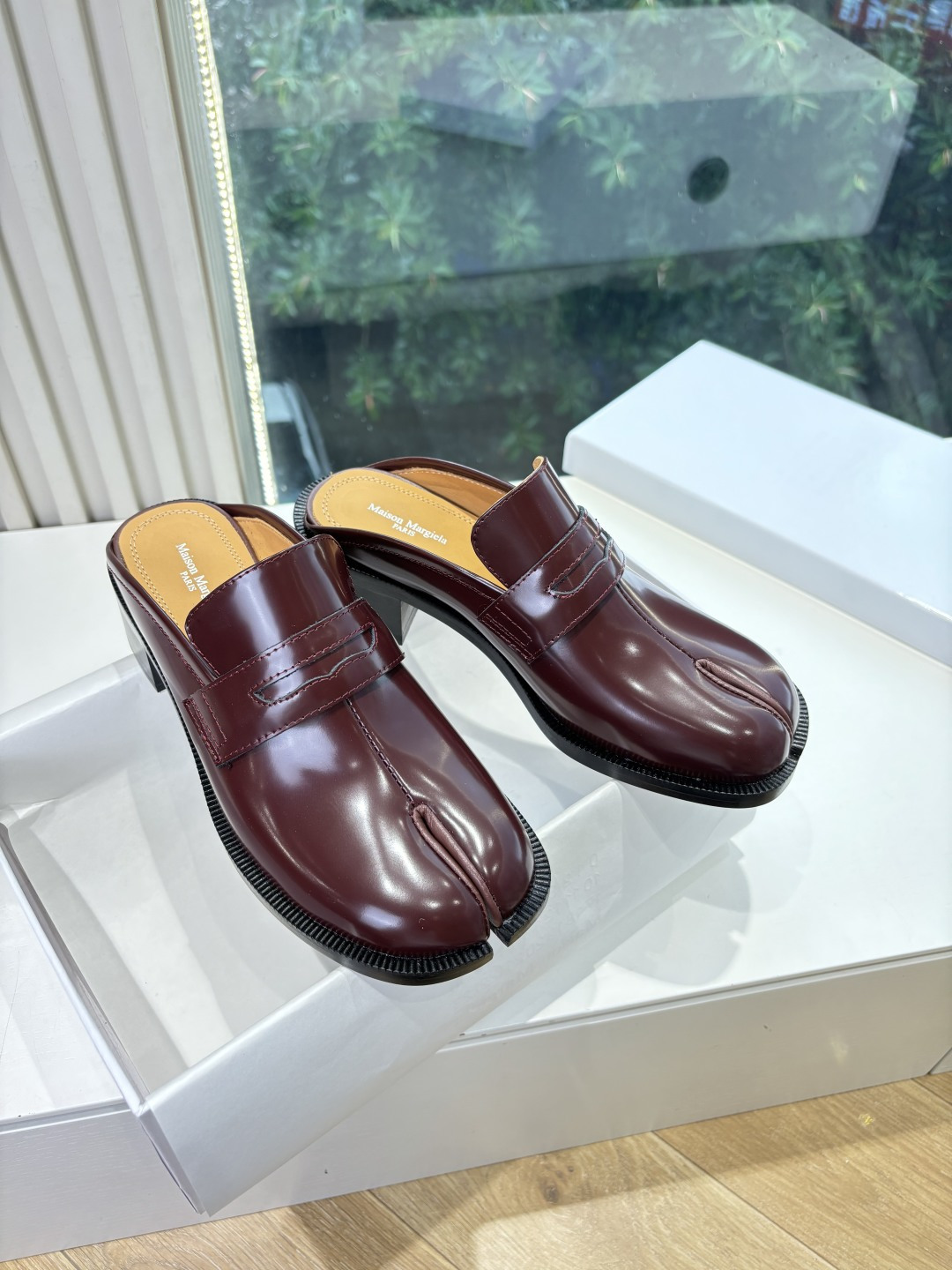 NO:722300,What you see is what you get G012 Leather Purchasing Level #Margiela Ballet Mary Jane Split Toe Tabi Toe Slippers The split toe design with Margiela logo is matched with a little strap design. It is very simple and distinctive. The feet feel comfortable and easy to wear without getting tired. The upper is imported open-edge beaded cowhide, and the lining is sheepskin. The original original molded sole is 35-40 (40.41 custom-made, non-returnable and non-exchangeable), split-toe shoes, masion margiela, mary  jane,slippers,cowhide,sheepskin19860909所见即所得G012皮面代购级别 #马吉拉芭蕾玛丽珍单鞋分趾tabi包头拖鞋马吉拉标志的分趾设计搭配一点点带子设计 很简约很有特色 脚感舒适好穿暴走不累 鞋面进口开边珠牛皮 内里羊皮内里 原版原版开模鞋底 码数35-40（40.41定做不退不换）,分趾鞋,masion margiela,mary jane,slippers,cowhide,sheepskin,Women's Shoes