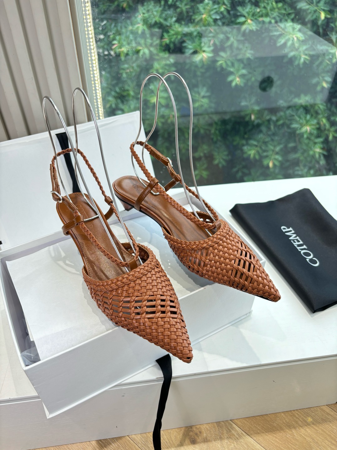 New Spring and Summer Shoes: Stylish Imported Design with Sheepskin for Vacation
