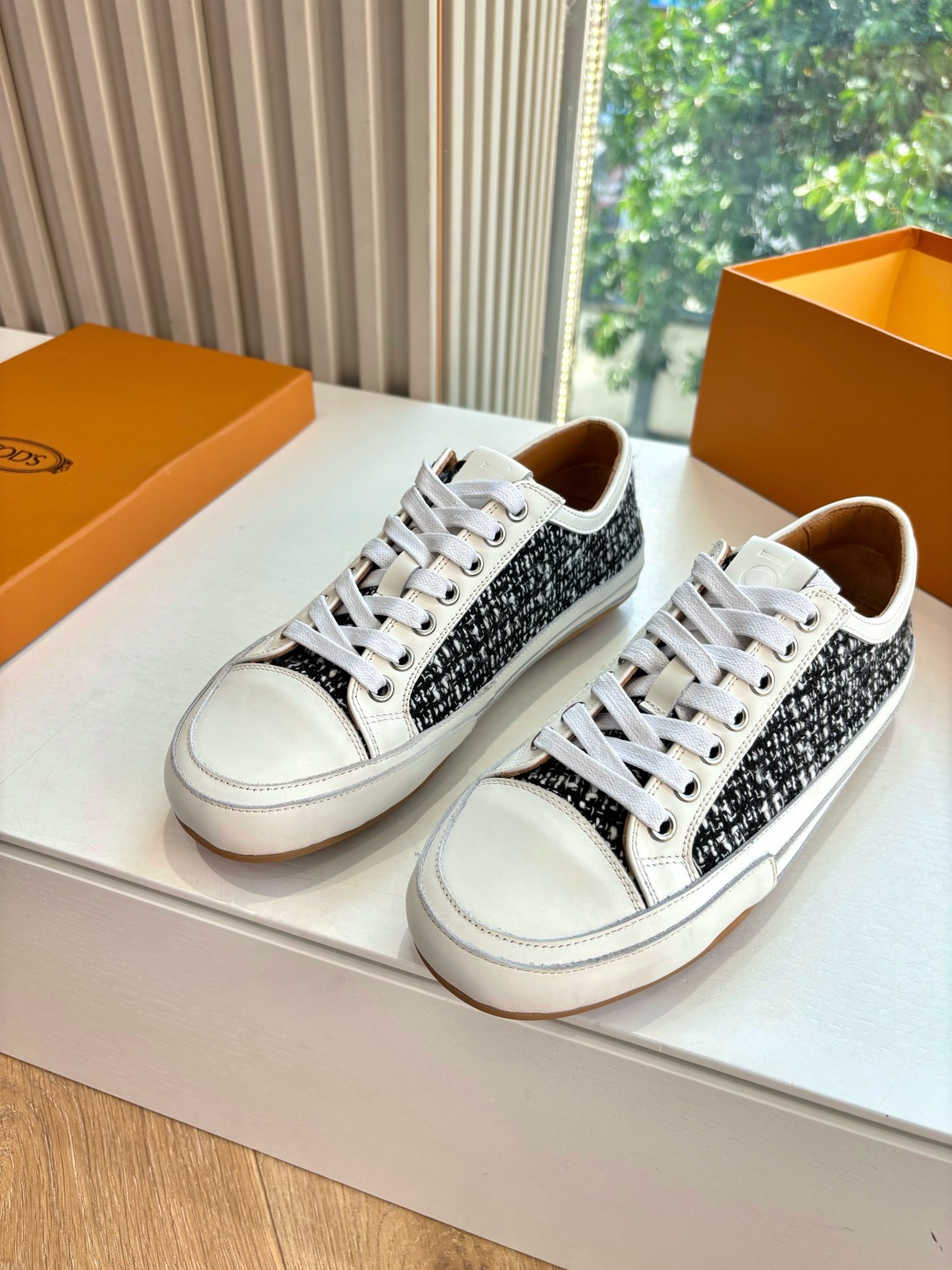 Luxury Italian Silk Sneakers by Tod’s: Quality Leather, Innovative Design, Timeless Style. - 图片 4