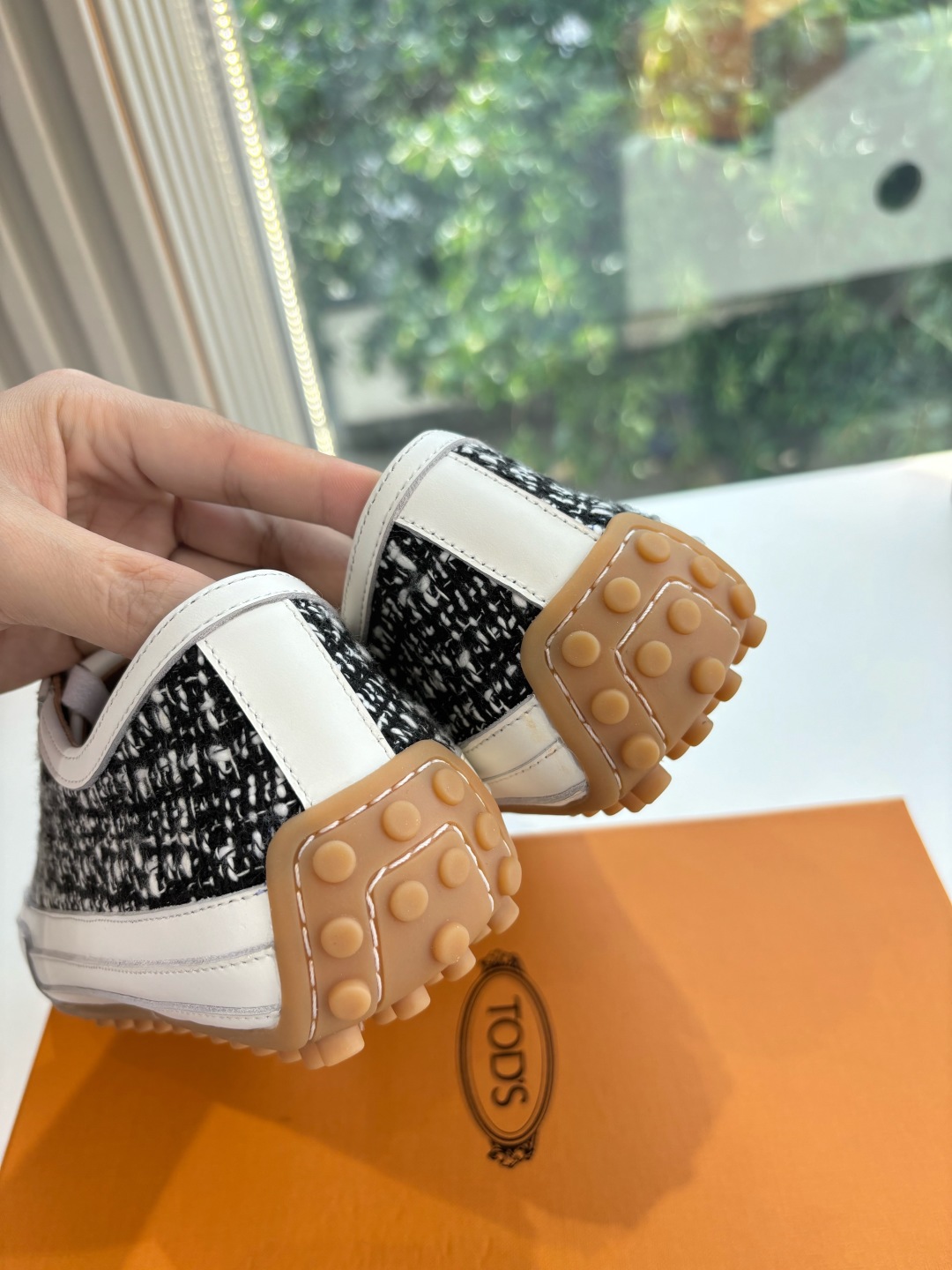 Luxury Italian Silk Sneakers by Tod’s: Quality Leather, Innovative Design, Timeless Style. - 图片 9